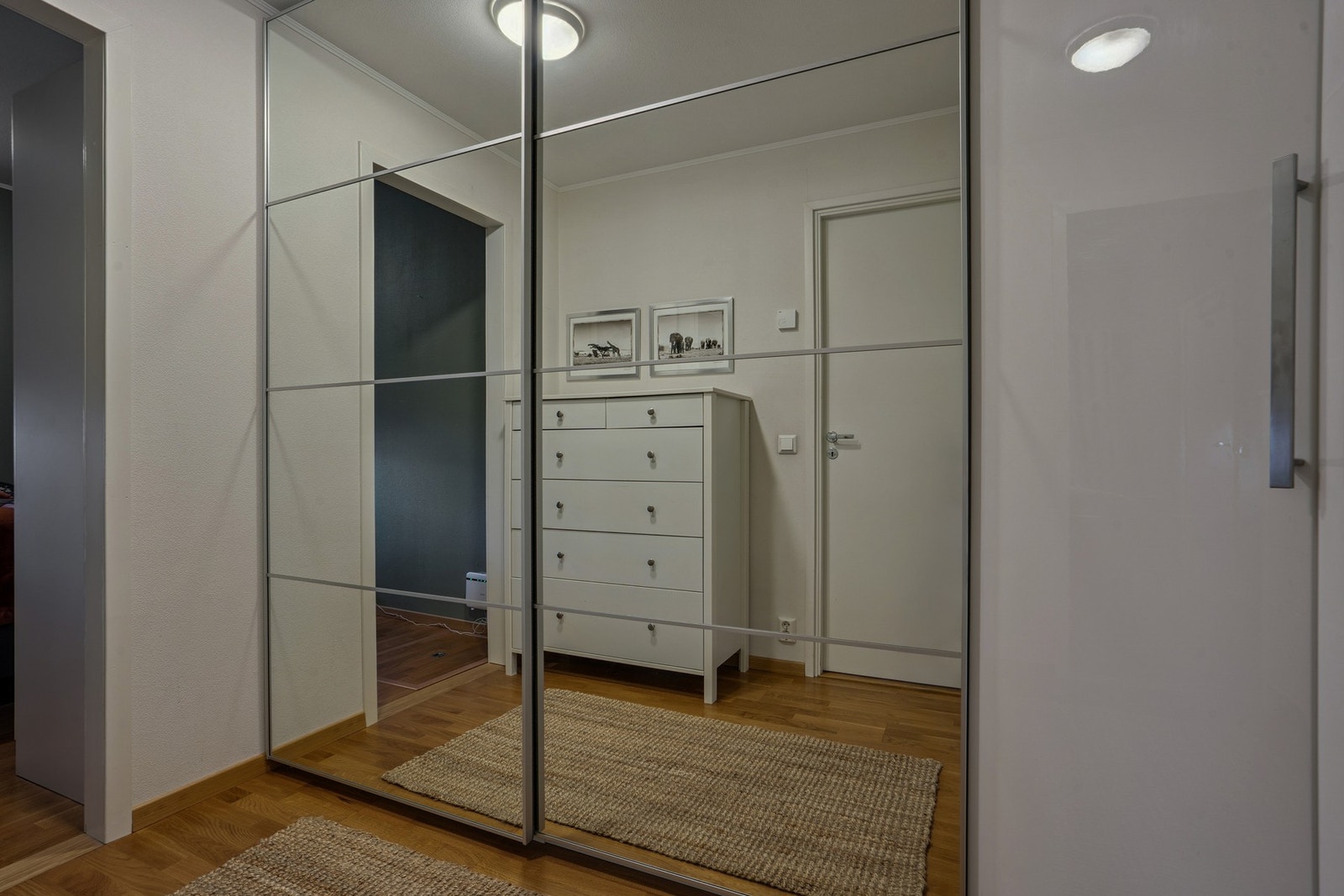 Garderoben med glasspeildører ved inngangspartiet. Galleribilde