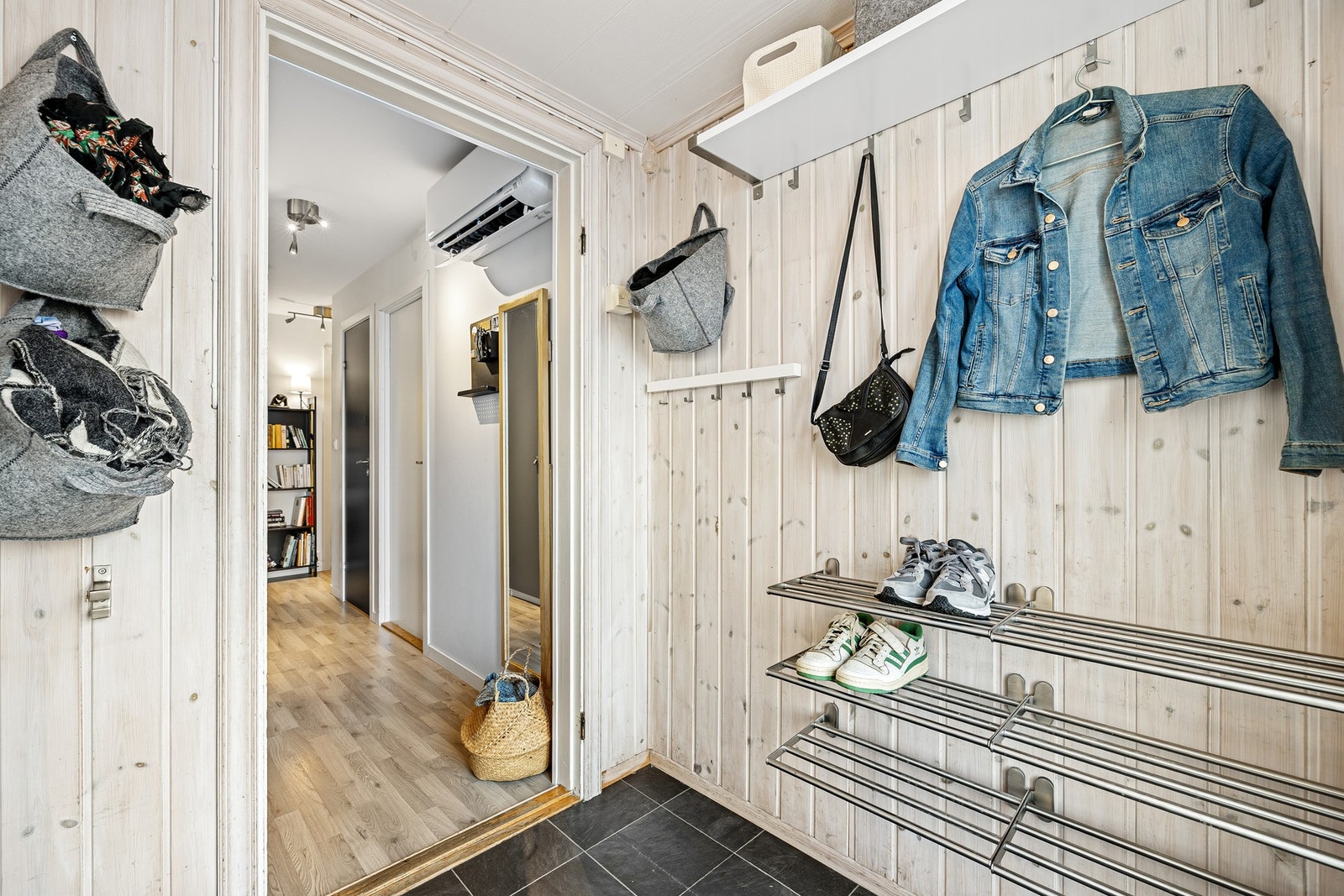 Velkommen inn! Entreen gir god plass til oppheng og oppbevaring av yttertøy og sko. Galleribilde