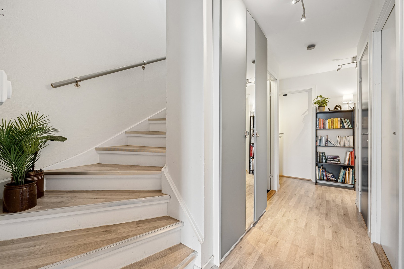 1. etasje er på 45 kvm og består av gang, entré, bad, toalettrom og 3 soverom. Galleribilde