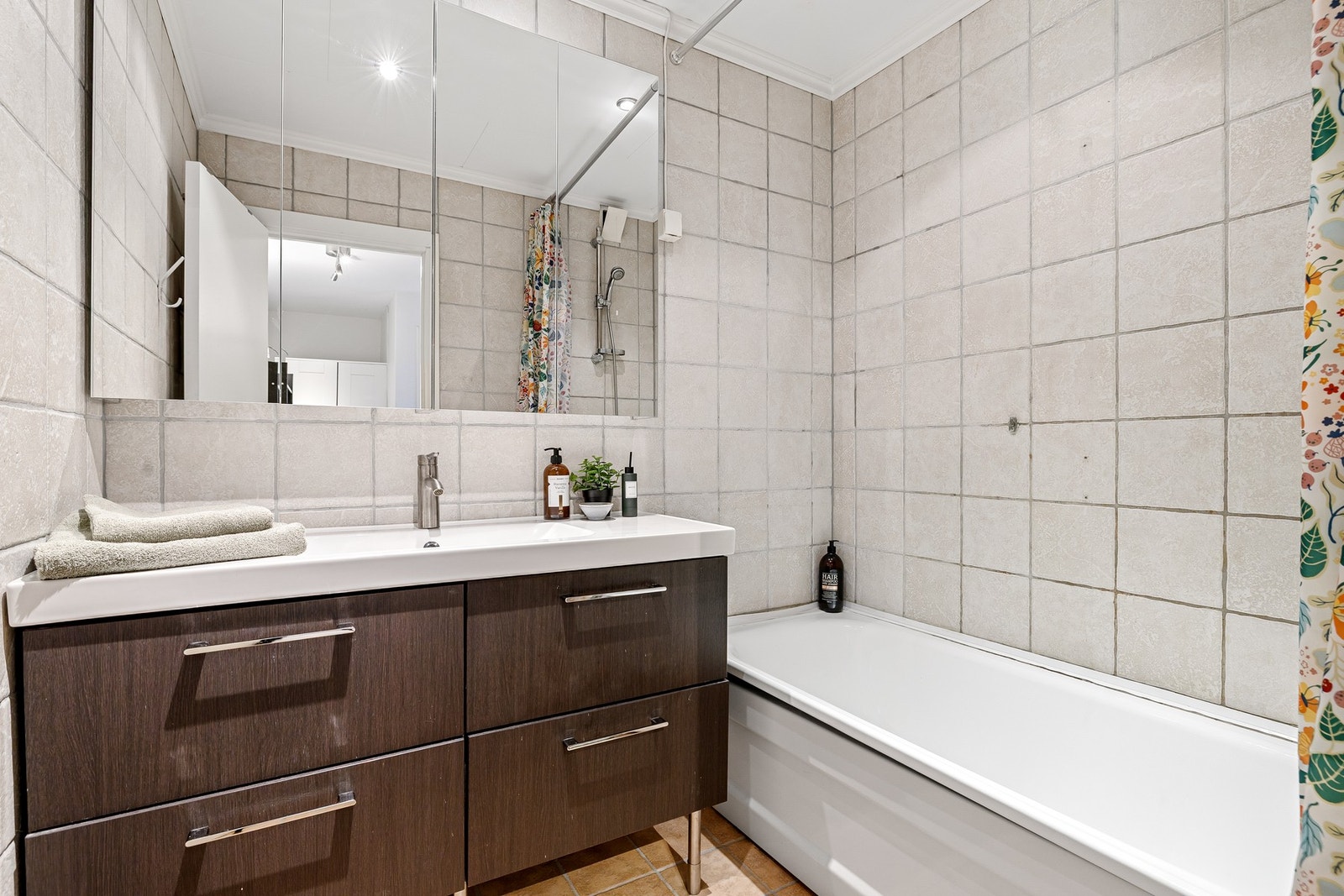 Badet er flislagt og er på 3,3 kvm. Galleribilde