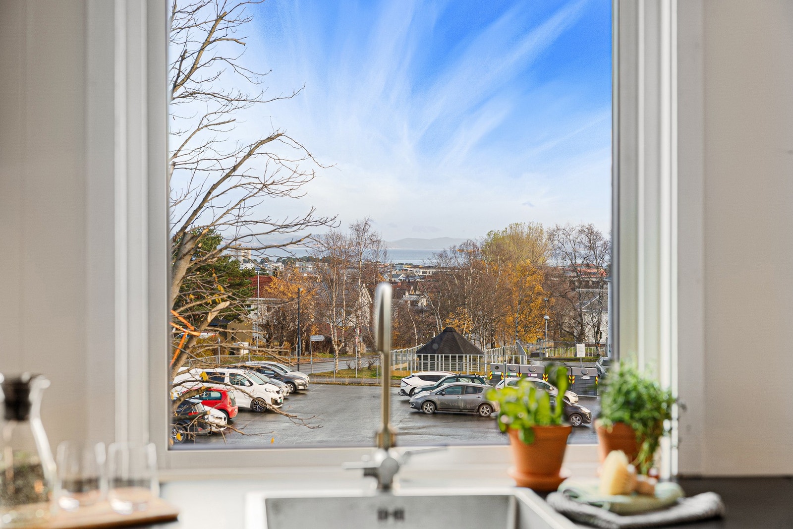 Fra kjøkkenvinduet har du fjordgløtt mot Trondheimfjorden. Galleribilde