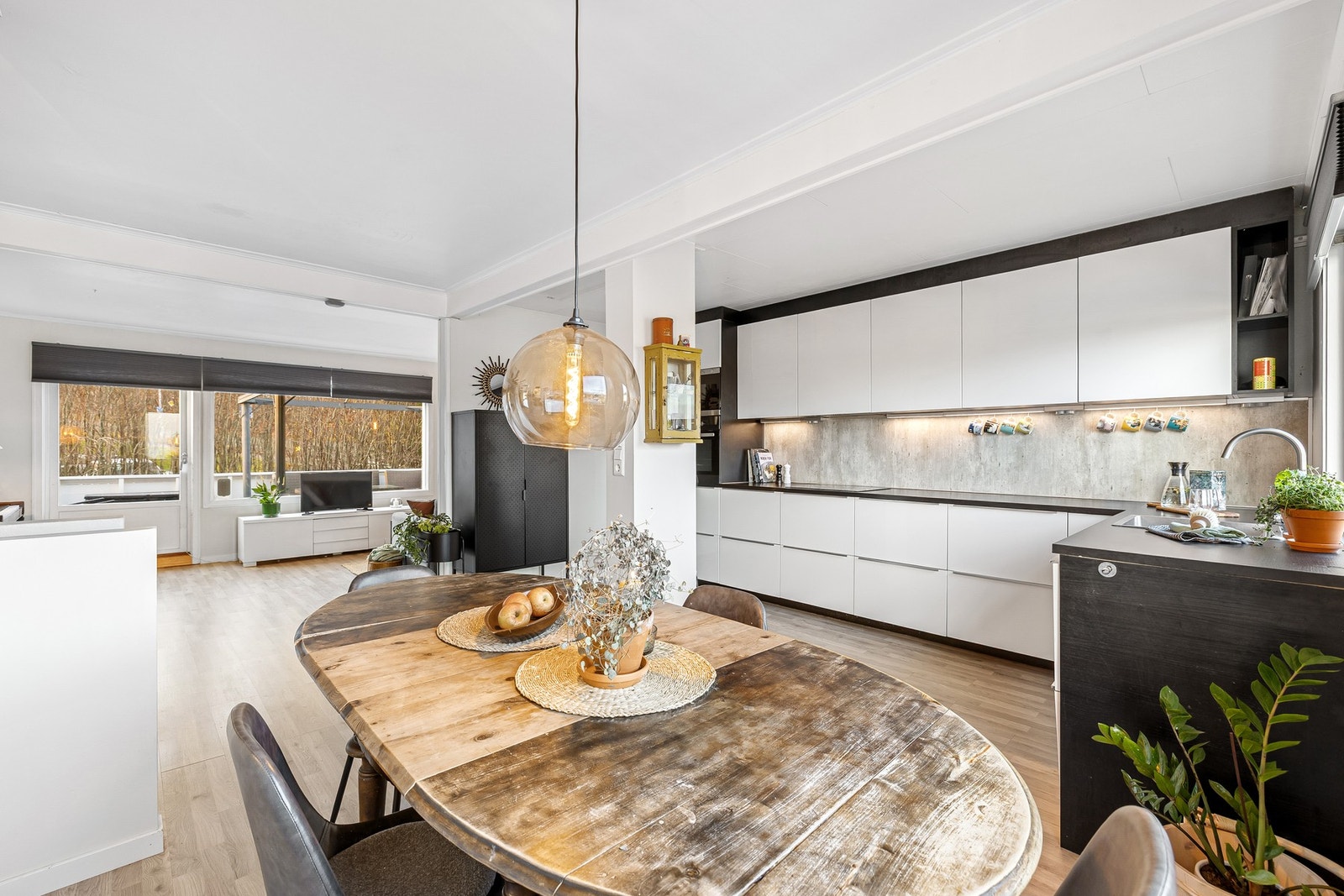 Rekkehuset er på tilsammen 110 kvm (BRA-i) og strekker seg over 2 etasjer + kjeller. Galleribilde