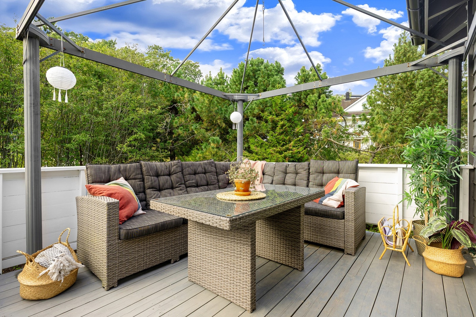 Balkongen har adkomst fra stue og måler 16,6 kvm. Galleribilde