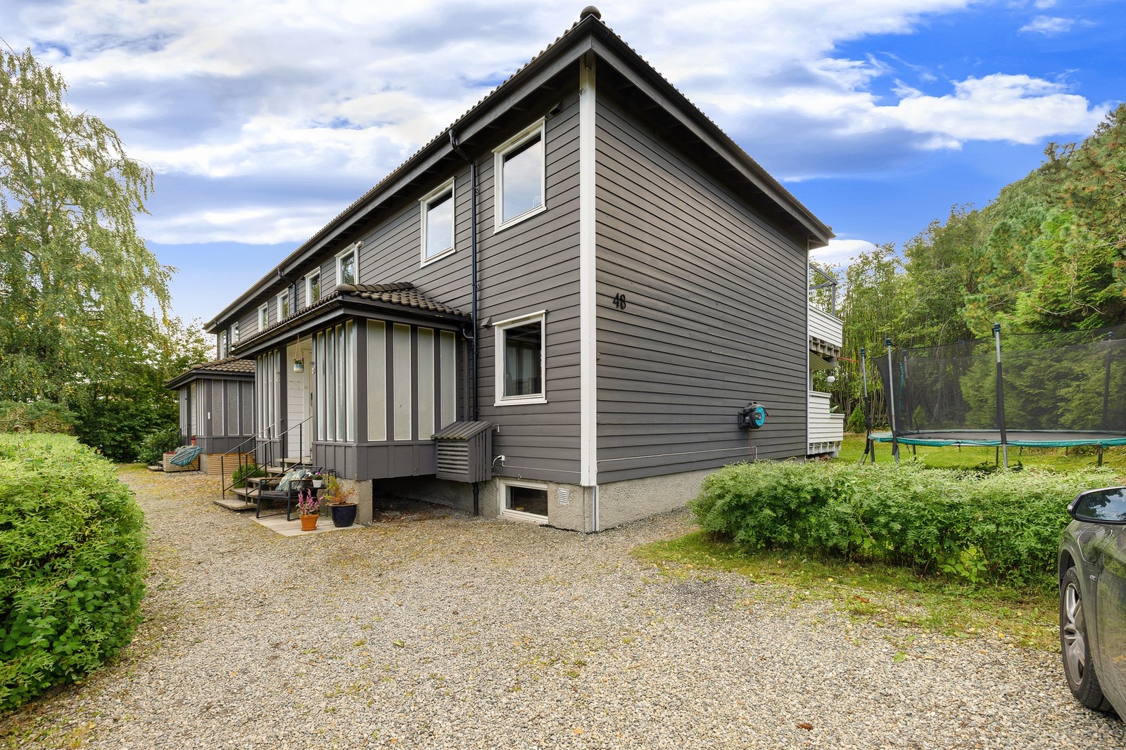 Boligen er en del av Persaunet Borettslag som består av 4 andeler. Persaunvegen 48 D har god beliggenhet på enden av husrekka. Galleribilde