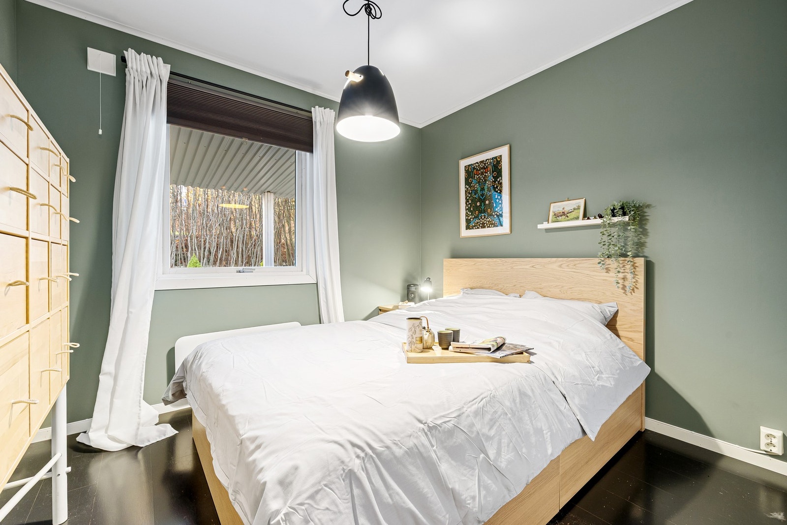 Boligen har totalt 3 soverom på henholdsvis 9,3, 7,8 og 7 kvm. Avbildet soverom er på 9,3 kvm og har god plass til seng av god størrelse og annet soveromsmøblement. Galleribilde