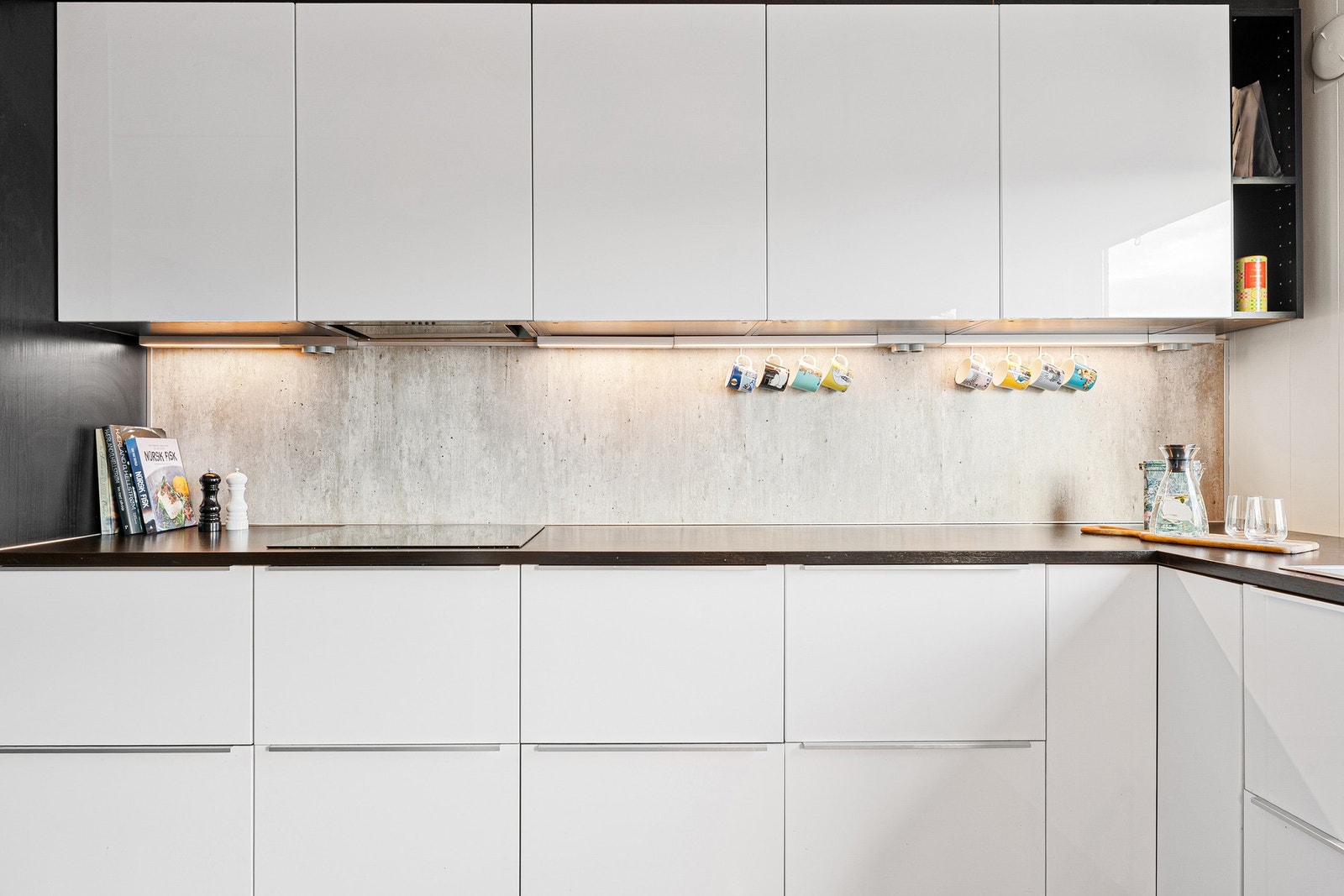 Kjøkkenet er fra 2014 og er utstyrt med integrerte hvitevarer som inkluderer platetopp, stekeovn, oppvaskmaskin, kjøl/fryseskap og mikrobølgeovn. Galleribilde