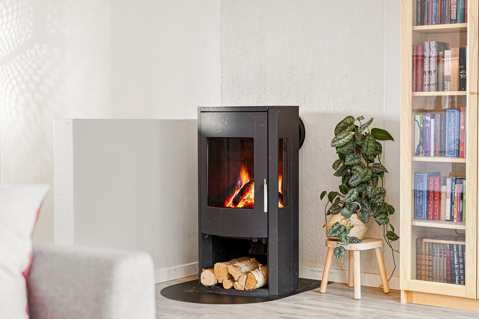 Boligen varmes hovedsakelig opp med varmepumpe og elektriske panelovner, og suppleres av en stemningsfull vedovn som gir ekstra komfort i vinterhalvåret. Galleribilde