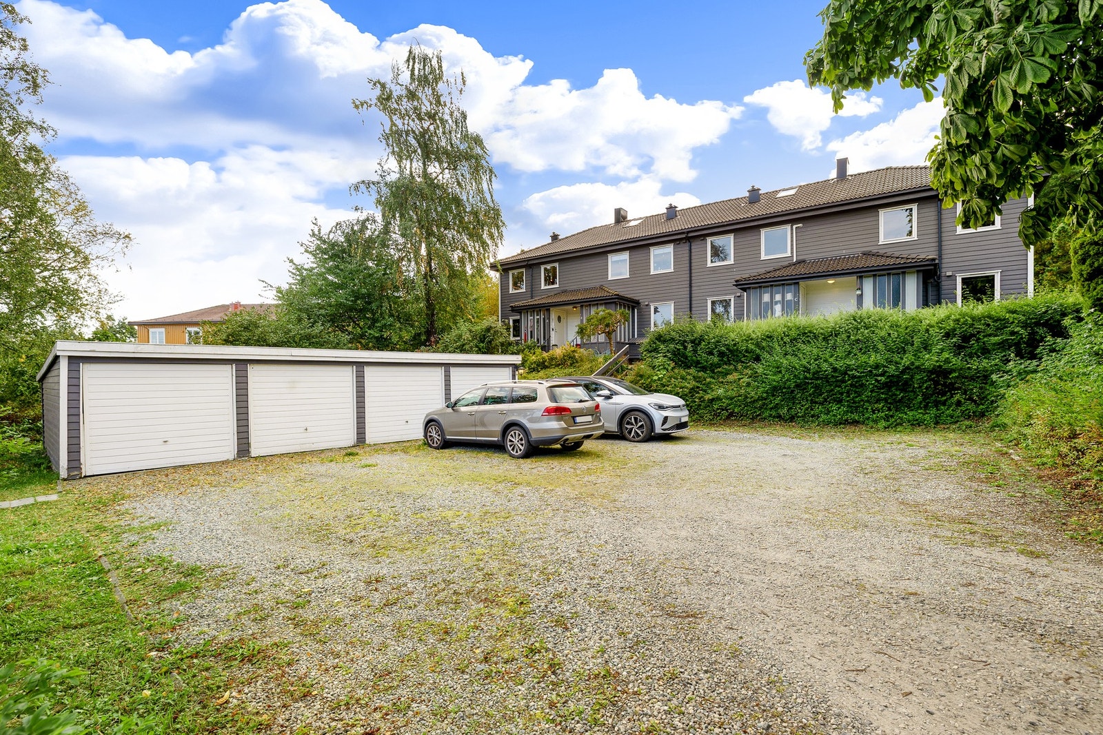 Andelen disponerer garasje som er eid av borettslaget. Galleribilde