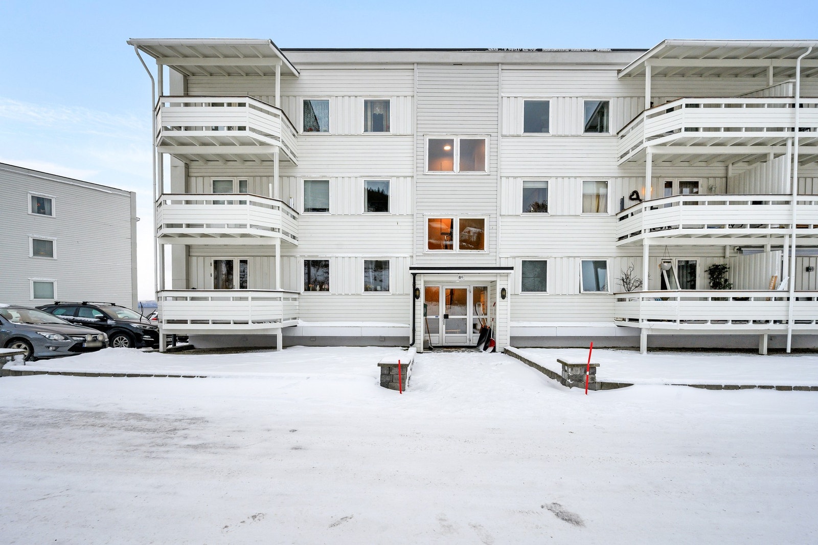 Inngangsparti, leiligheten ligger i 2.etasje til høyre. Galleribilde