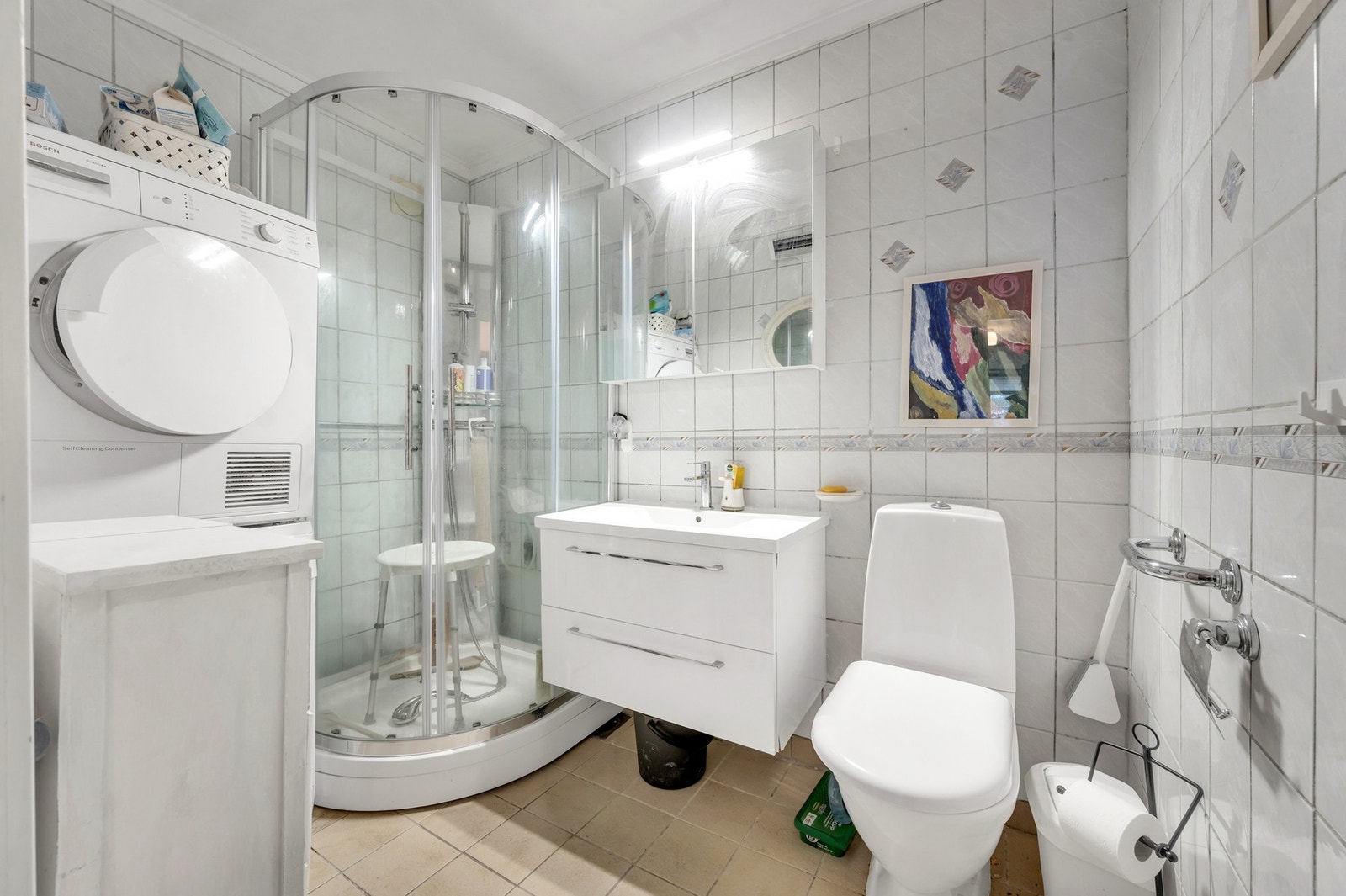 Flislagt bad med varme i gulv og opplegg for både vaskemaskin og tørketrommel Galleribilde