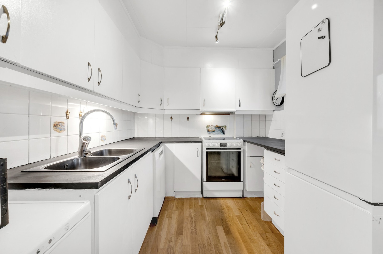 Kjøkken med god skap- og benkeplass. Galleribilde