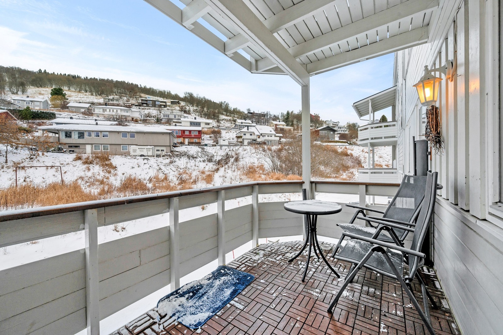 Balkong med gode solforhold på ettermiddag/kveld. Galleribilde