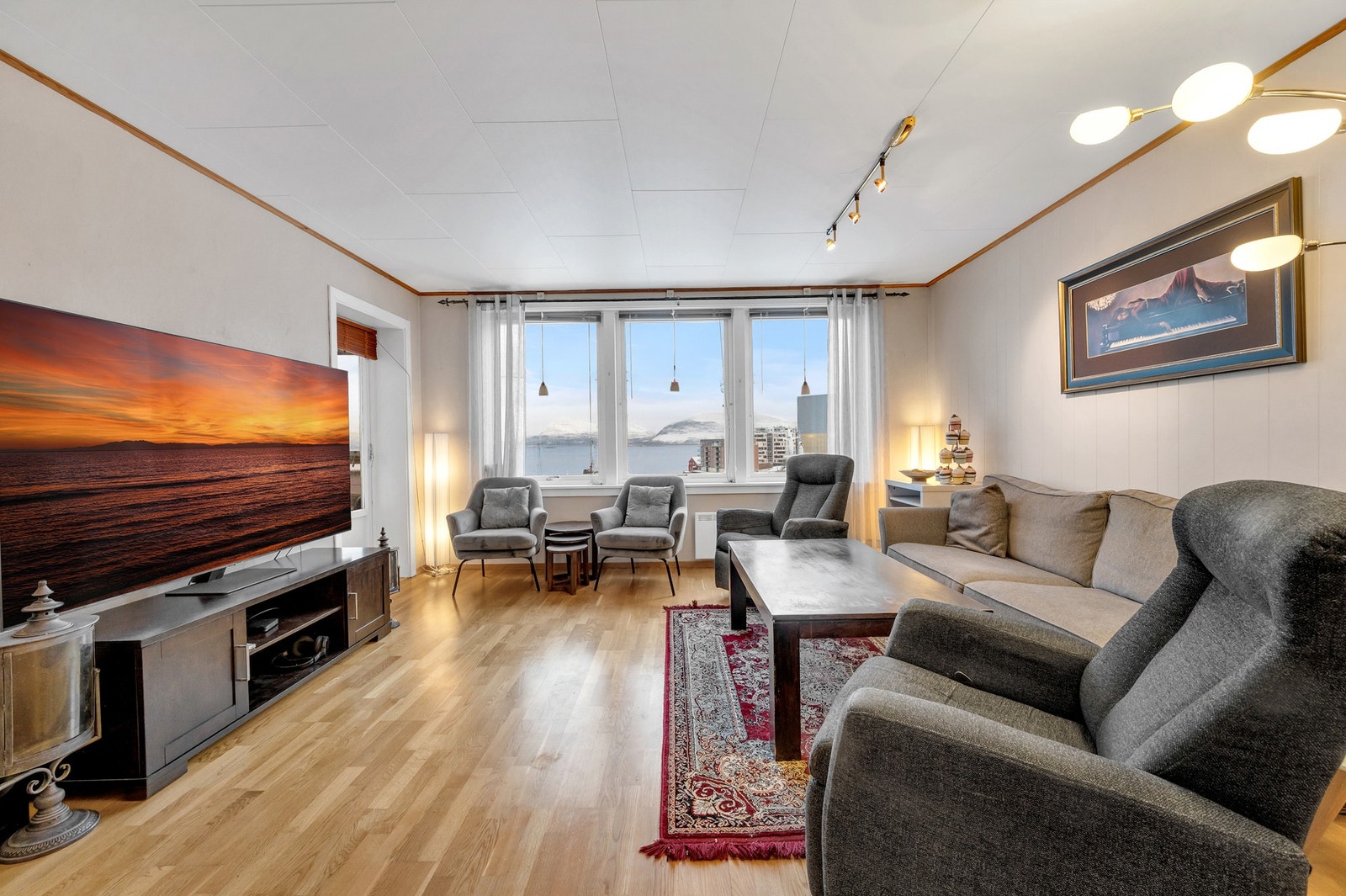 Stue med store vindusflater gir godt med naturlig lysinnslipp. Galleribilde