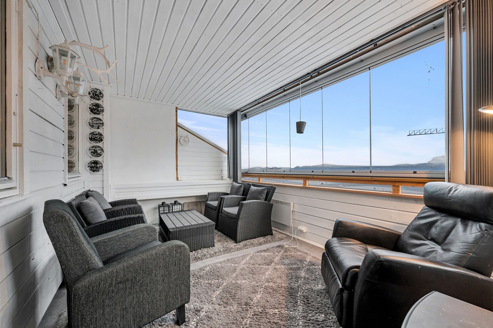 Innglasset balkong med direkte utgang fra stue. Galleribilde