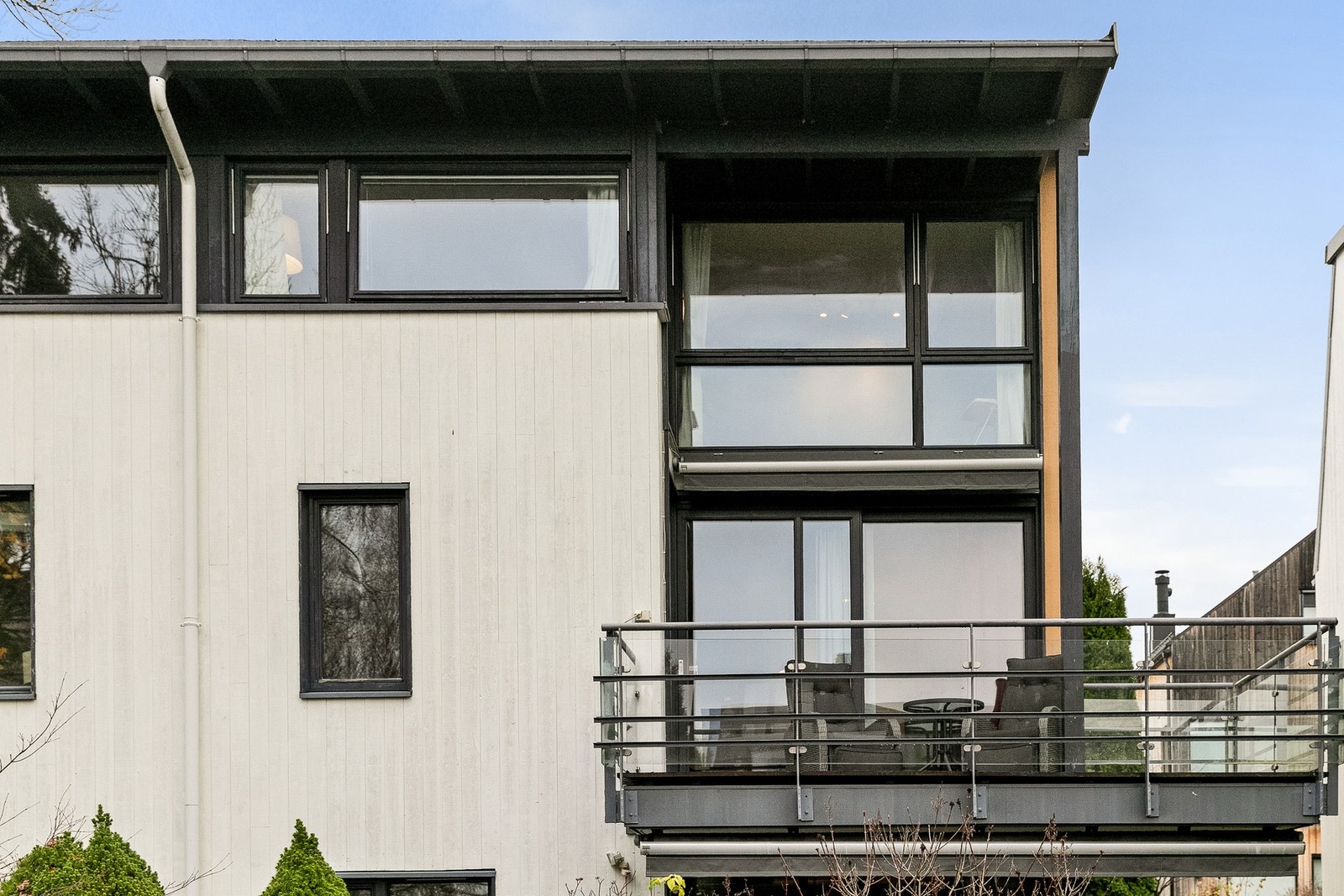 Heggeliveien 42 F er del av et sameie med totalt 5 enheter, fordelt på en tomannsbolig og en tremannsbolig. Galleribilde