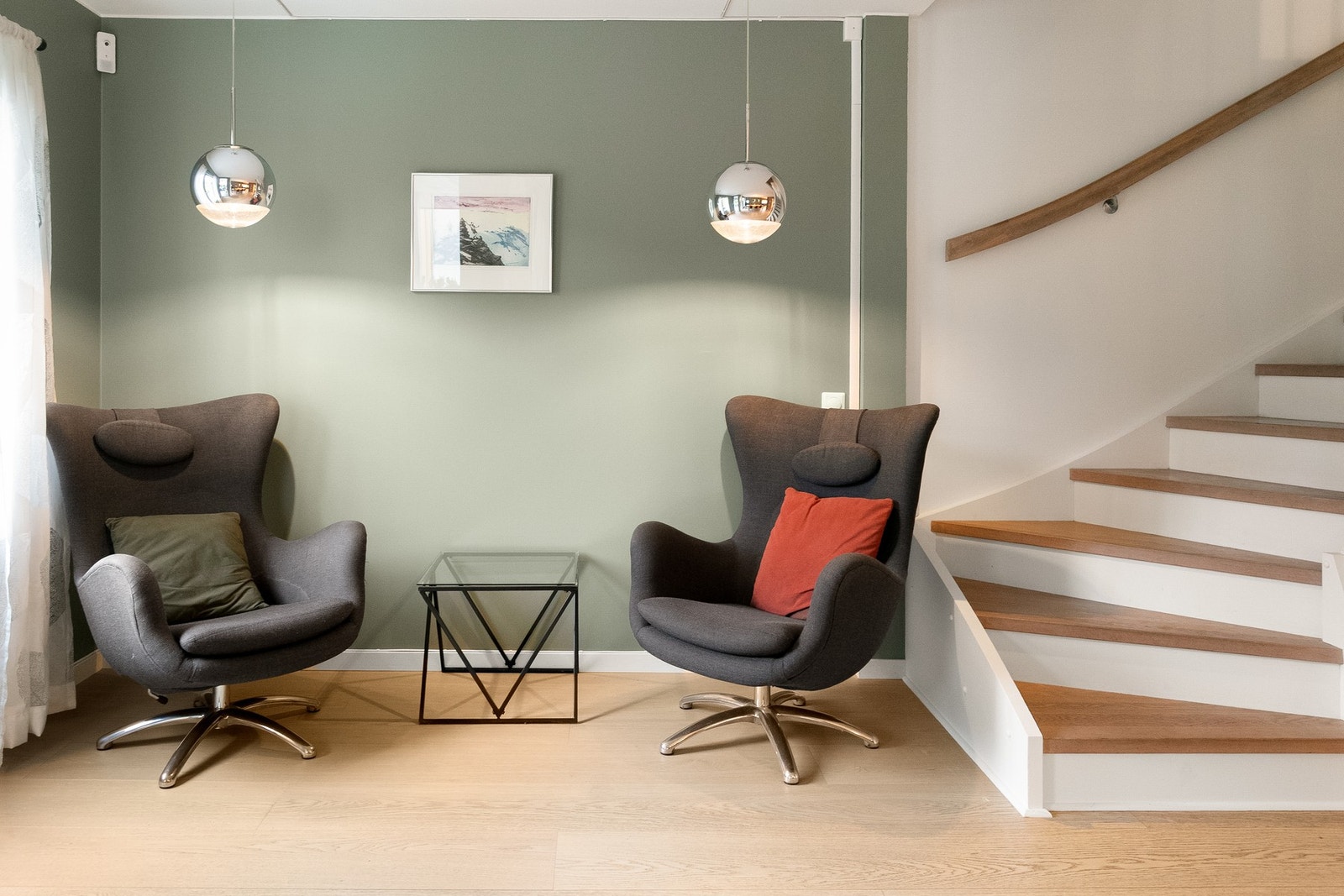 Det er også plass til en sosial sone/lesehjørne i 1. etasje. Galleribilde