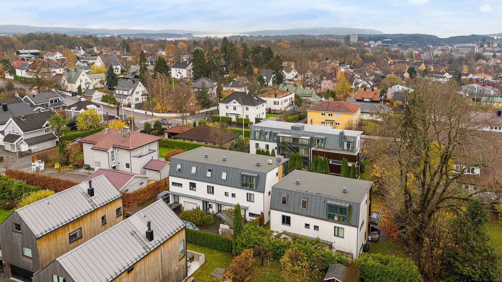 Sameiet har felles garasjeanlegg og adkomst fra Heggeliveien. Galleribilde