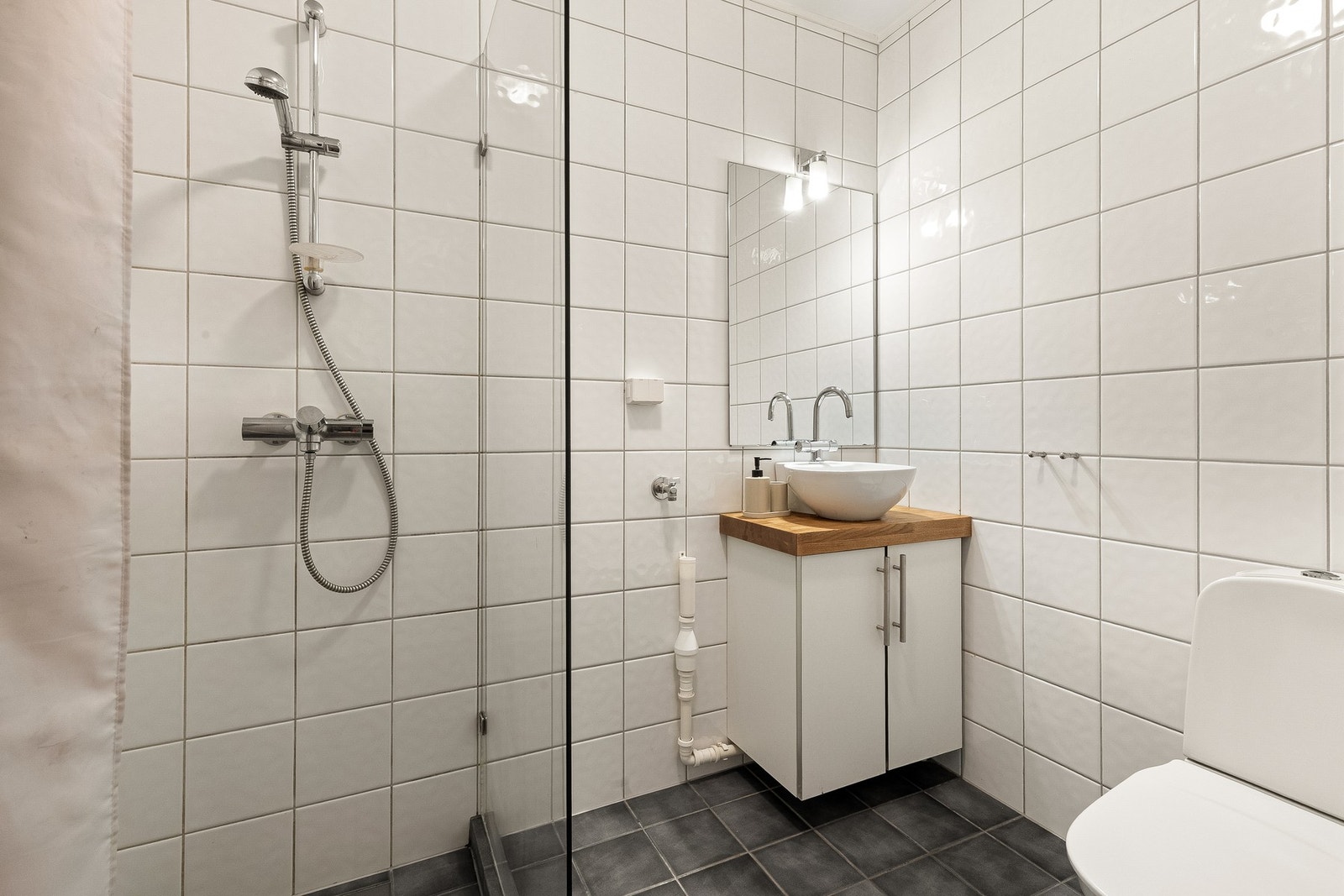 Badet har opplegg for vaskemaskin t.v. for servanten. Galleribilde