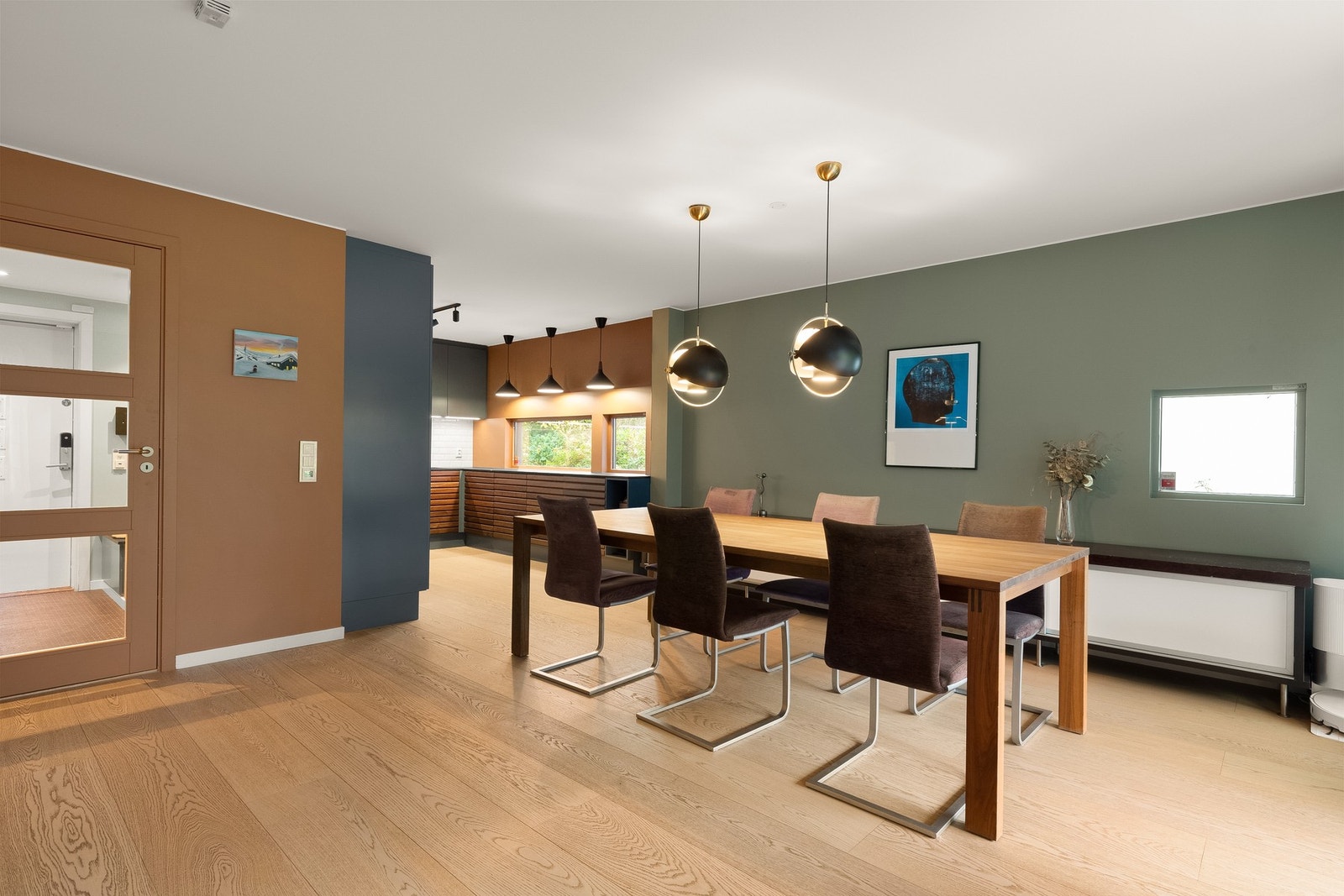 Boligen går over 4 plan, men et stort, sosialt allrom i 1. etasje. I tillegg til WC ifm. gangen. Galleribilde