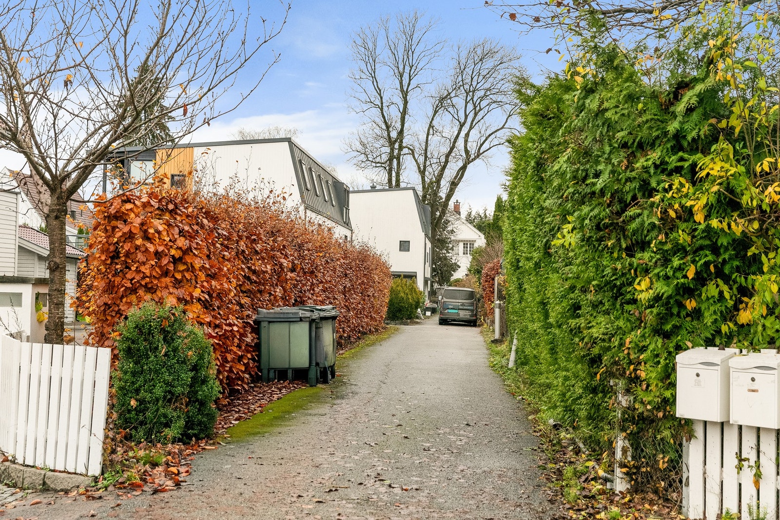 Boligen er en del av et sameie med totalt 5 enheter, fordelt på en tomannsbolig og en tremannsbolig. Galleribilde