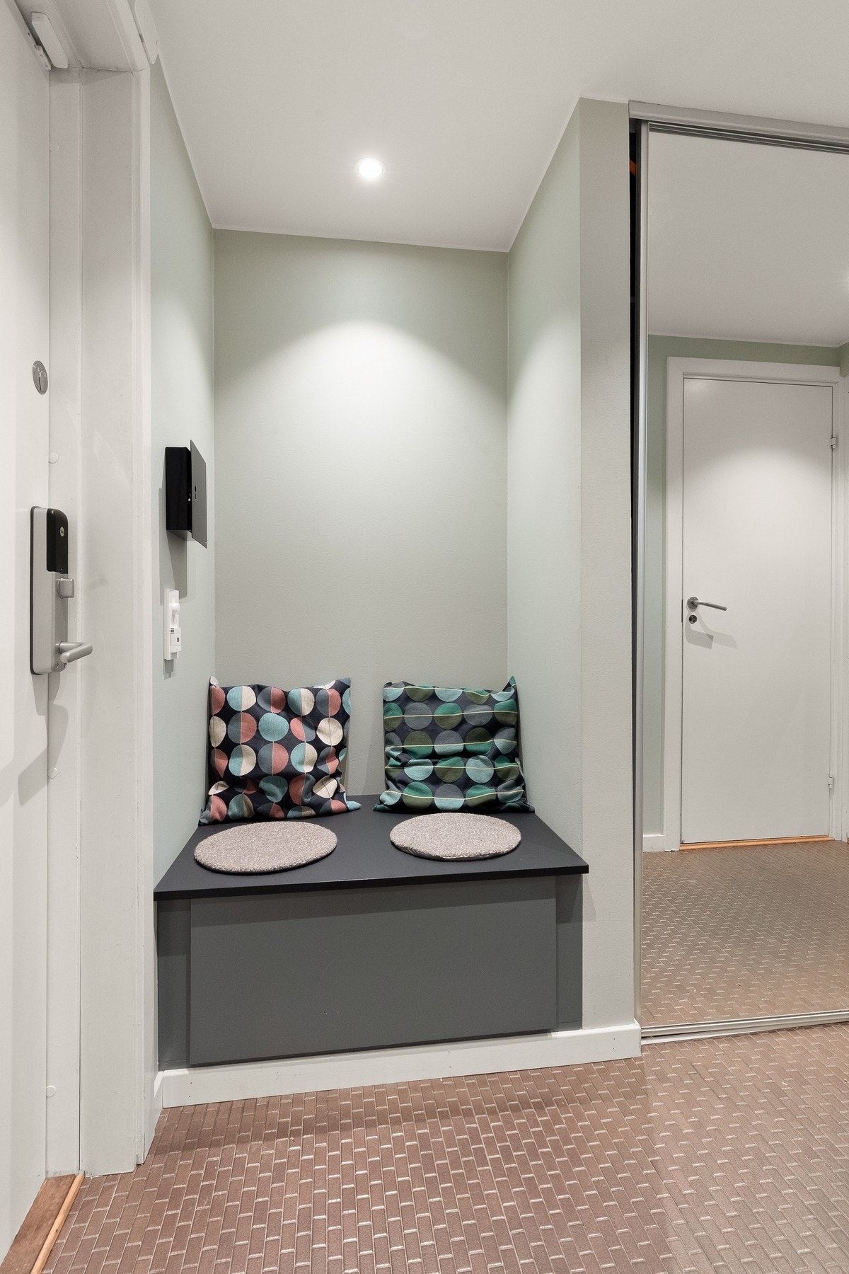 Godt med oppbevaringsmuligheter i speil skyverdørsgarderobe, i tillegg til at det er sittebenk med oppbevarig under. Galleribilde