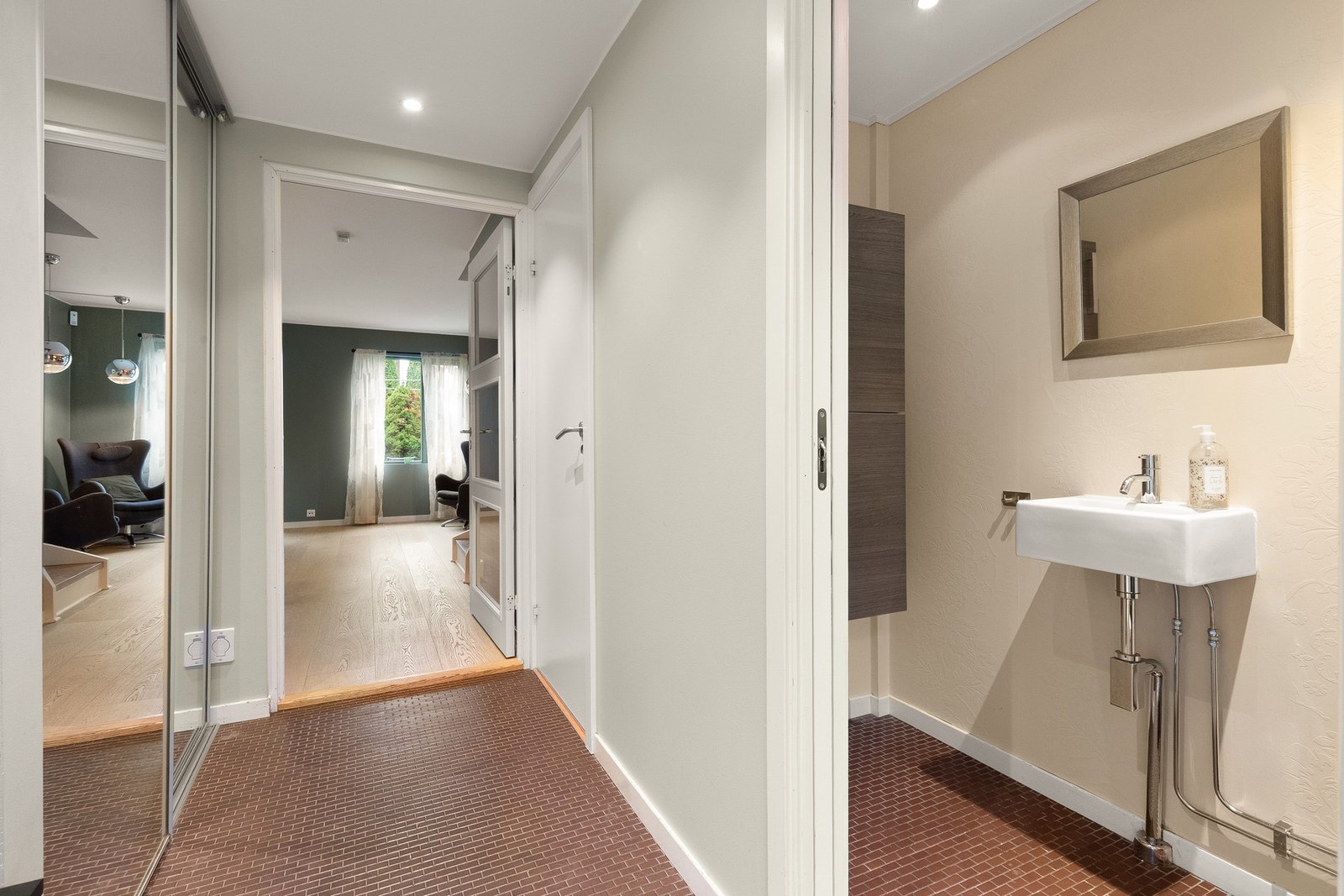 Sett fra entreen inn mot WC-rom. Døren ifm. gangen tar deg ned til underetasjen. Galleribilde