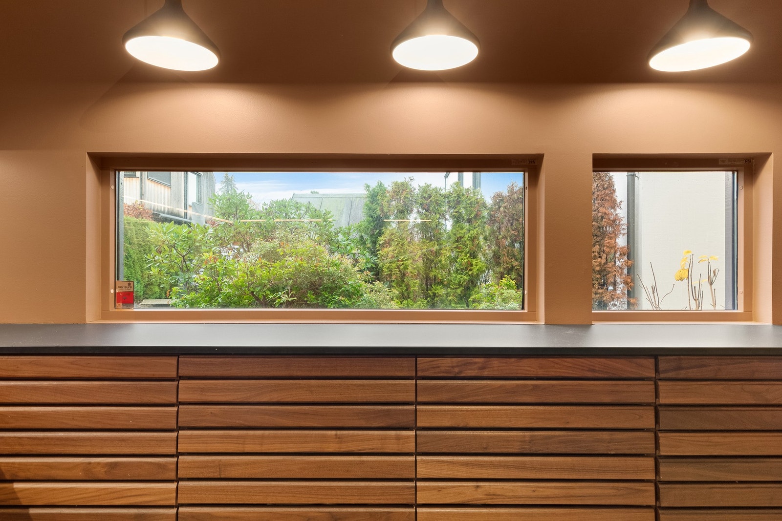 Gode arbeidsforhold med store arbeidsflater og godt med belysning - både i form av naturlig lys og elektrisk. Galleribilde