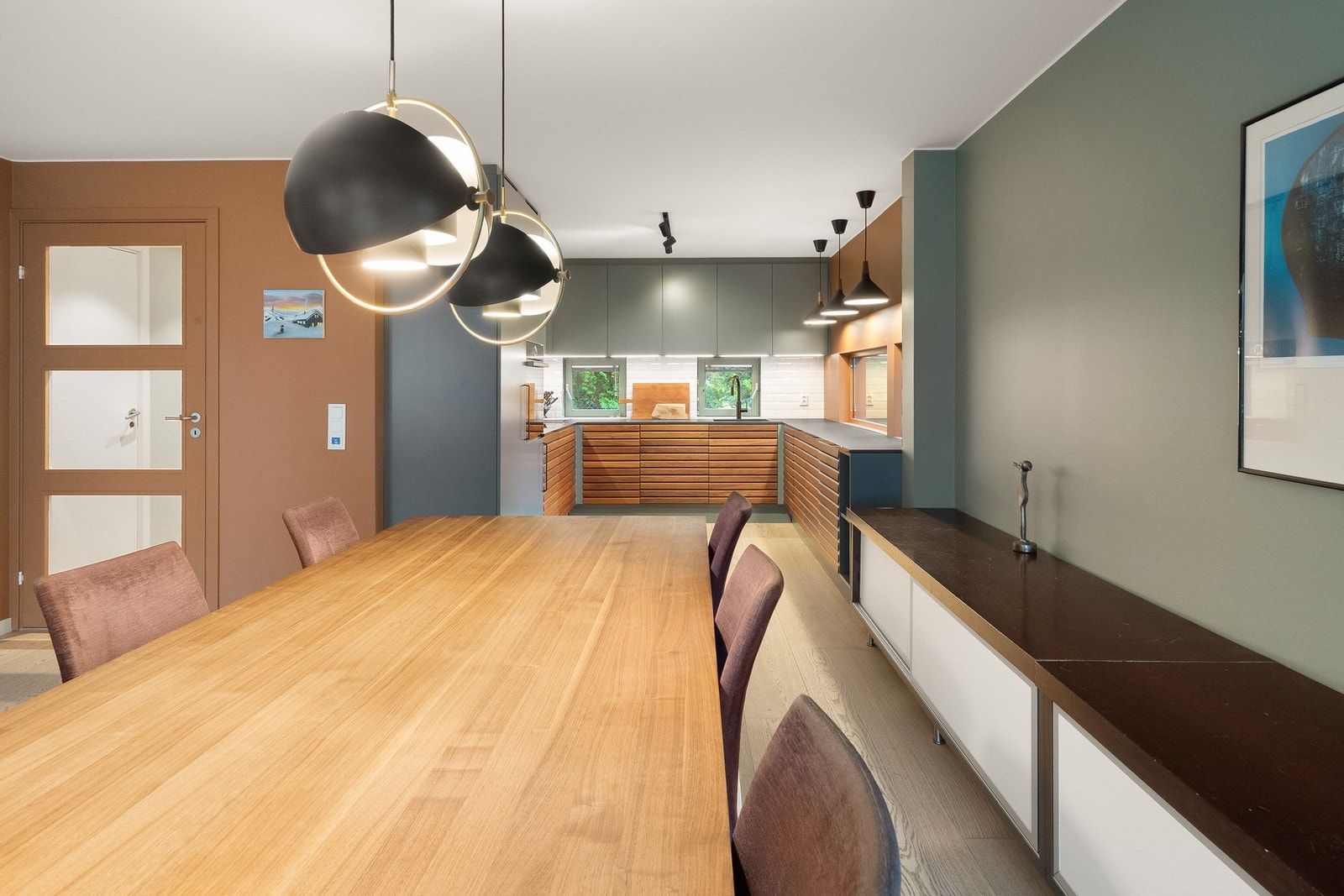 Spiseplassen har god plass til et stort spisebord. Galleribilde