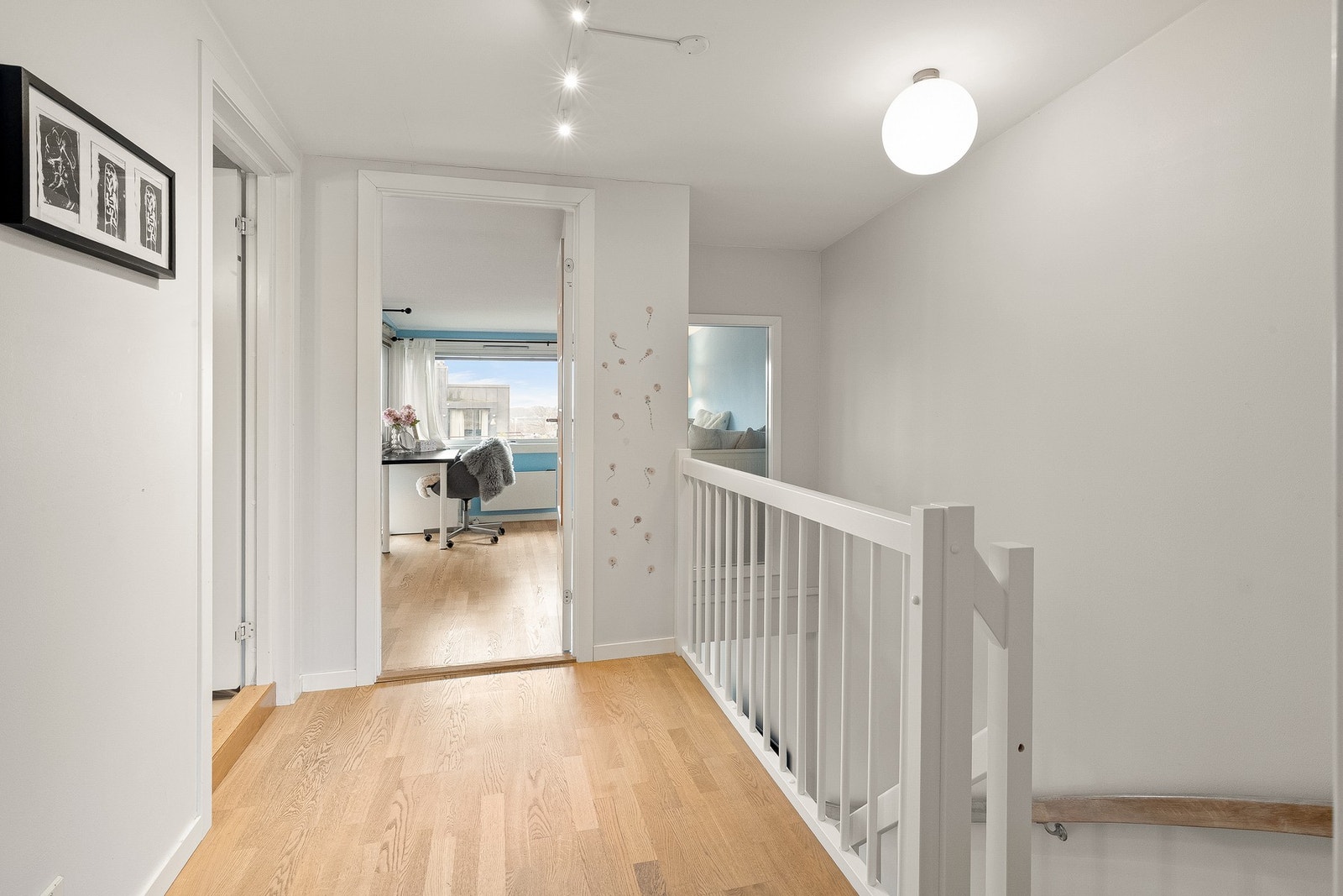 Opp i 3. etasje finner man en stue (på op. byggetegninger) som p.d.d. er omgjort til et stort soverom/kombirom. Galleribilde