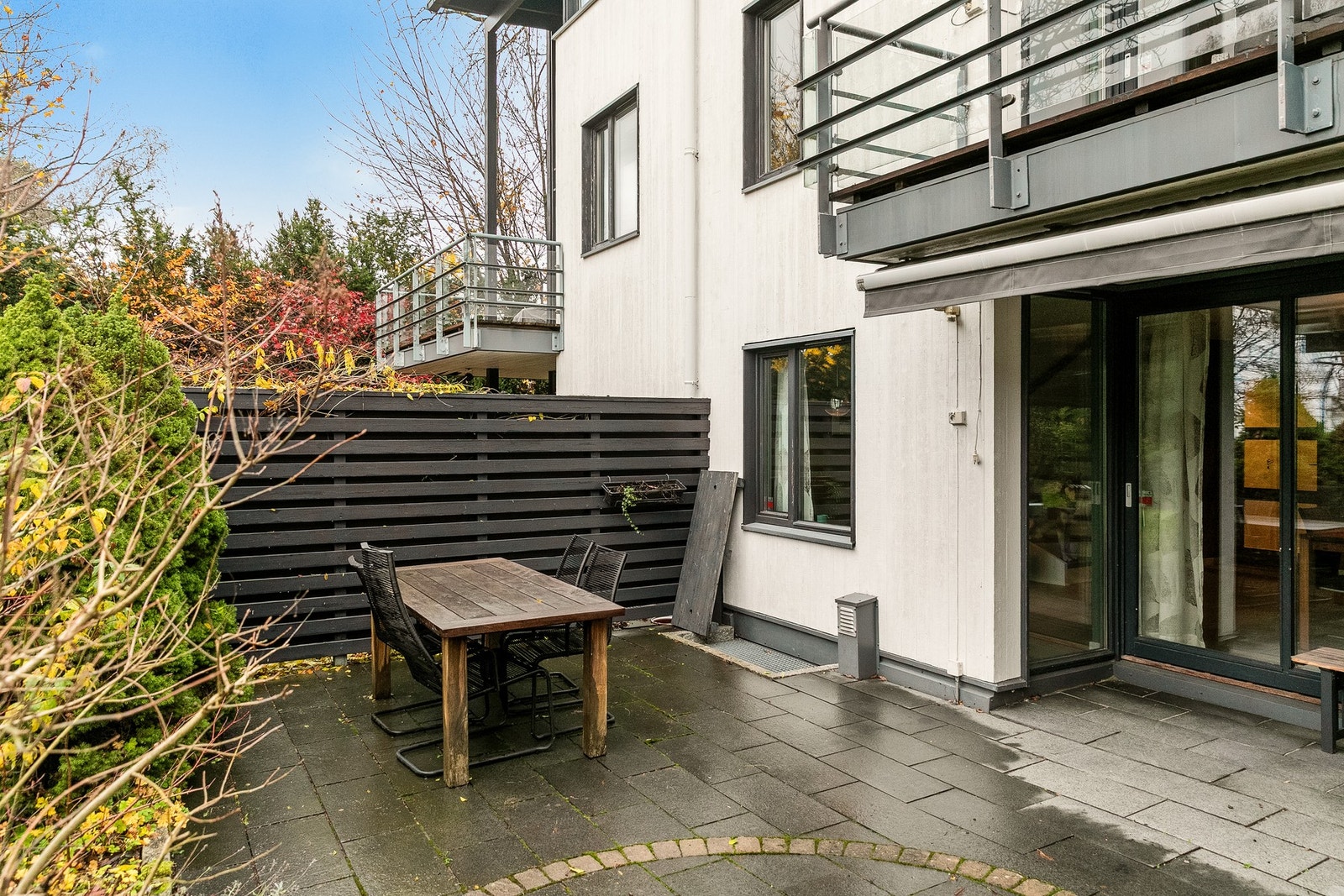 Leveggen gjør uteplassen privat og skjermet, og bidrar til en lun og behagelig følelse på sommerstid. Galleribilde