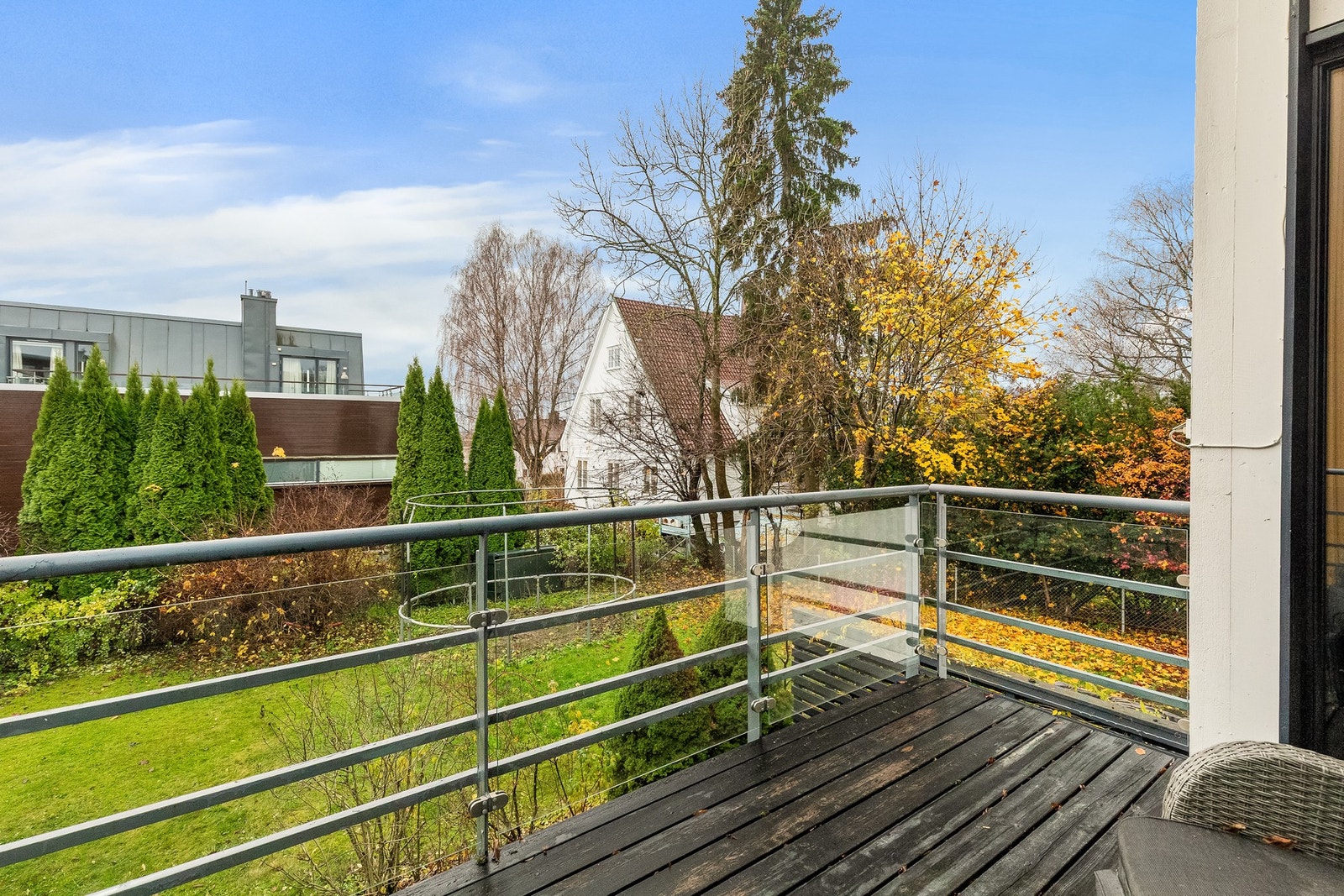 På sommerstid skjermer busker og trær, og rammer inn tomten. Galleribilde