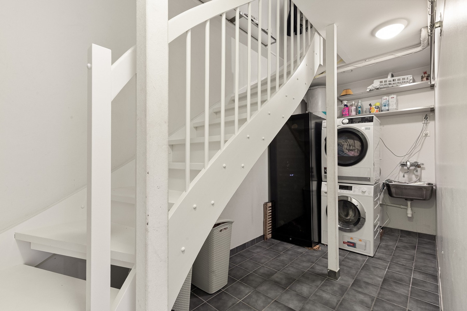 Nede i underetasjen er det etablert vaskerom under trappen (ikke tegnet inn på op. plantegning). Galleribilde