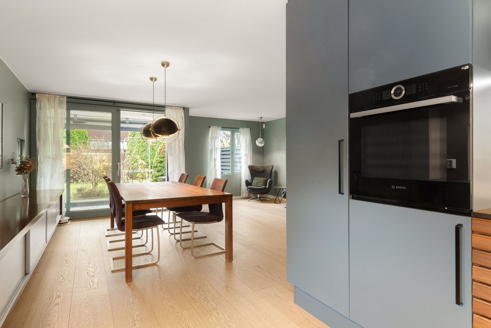 God romfølelse med store vindusflater. Galleribilde