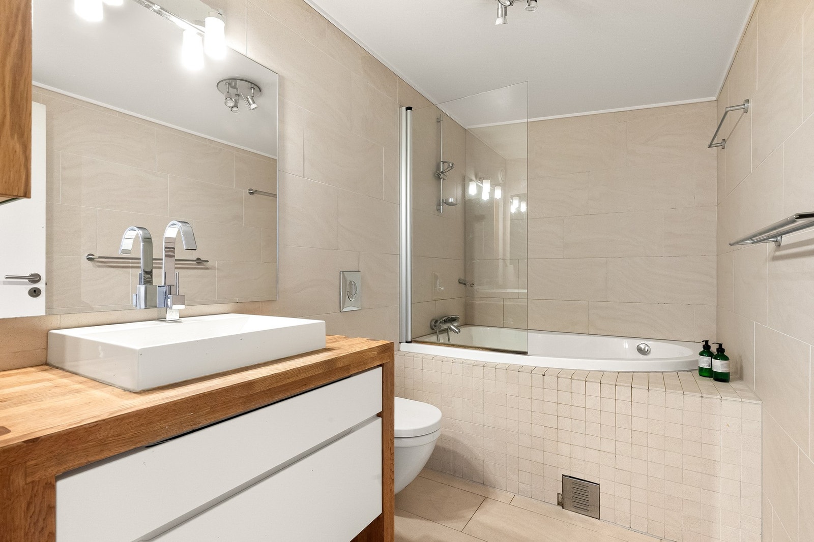 Bad fra byggeår, overflateoppusset med nye gulvfliser i 2025 . Lokal oppgradering av membran/tettesjikt i 2025 bl.a. v. dørterskelen. Galleribilde