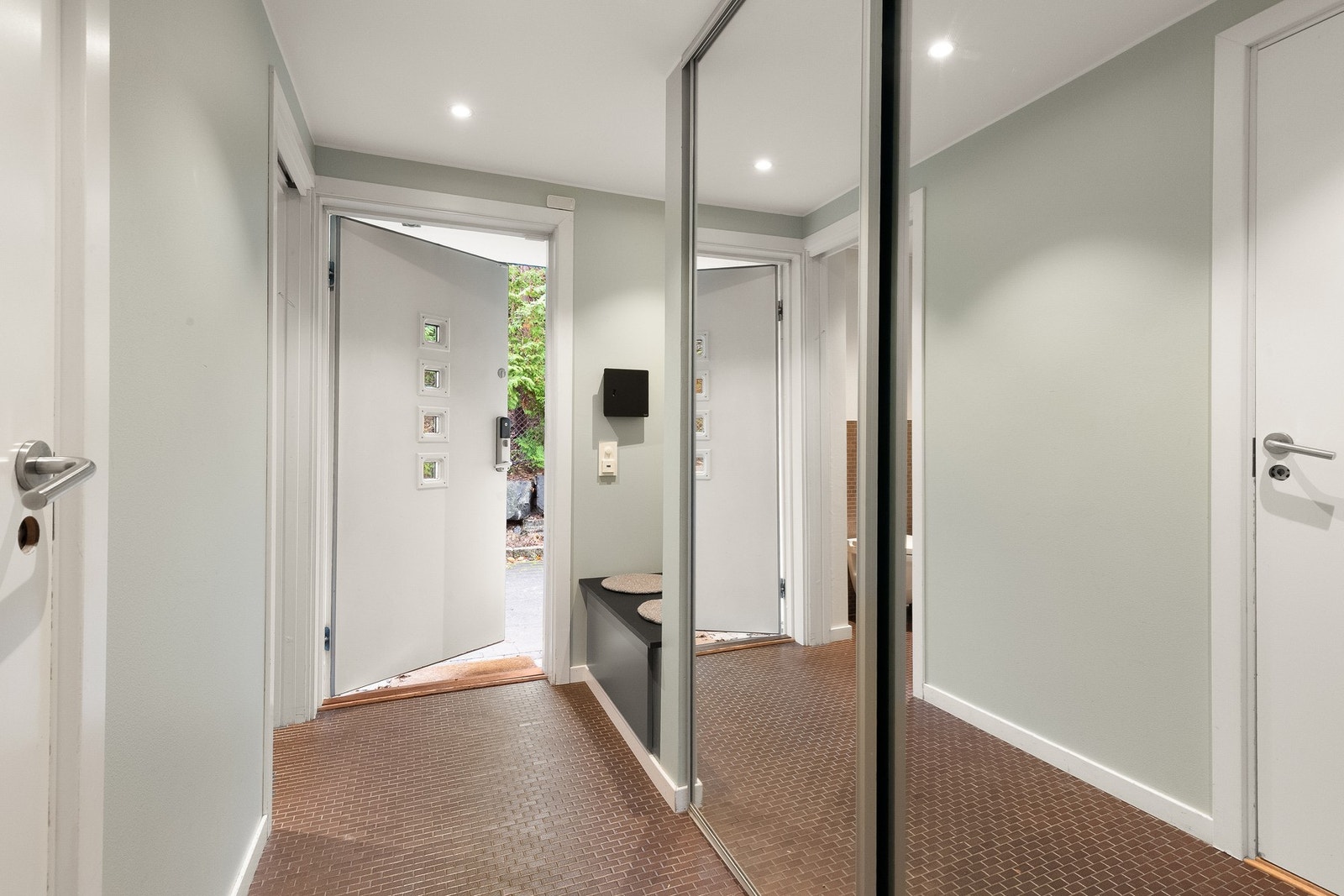 Tilbake i 1. etasje blir man møtt av et hyggelig inngangsparti med elektrisk kodelås fra Yale doorman. Galleribilde