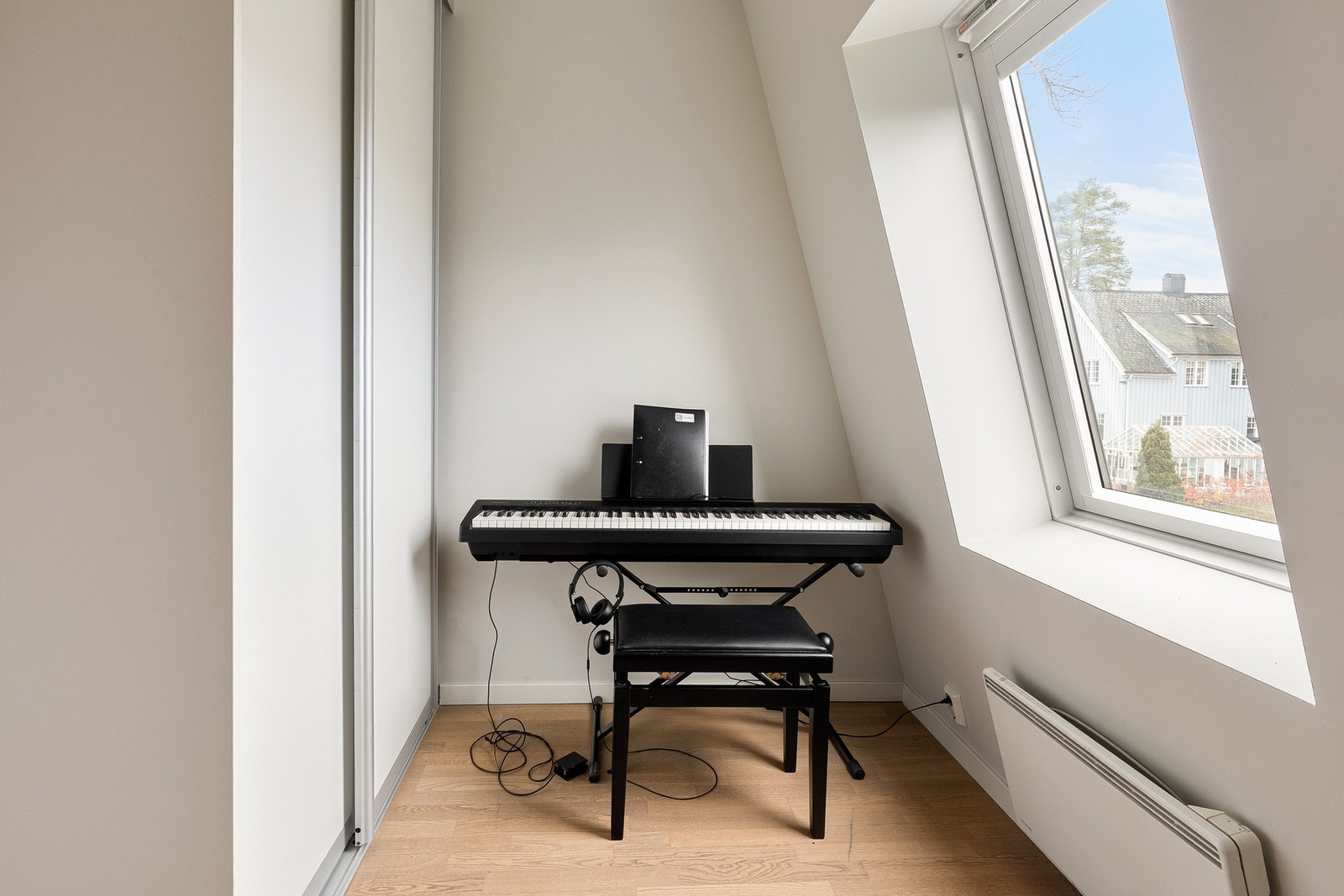 Praktisk skyvedørsgarderobe t.v. Galleribilde