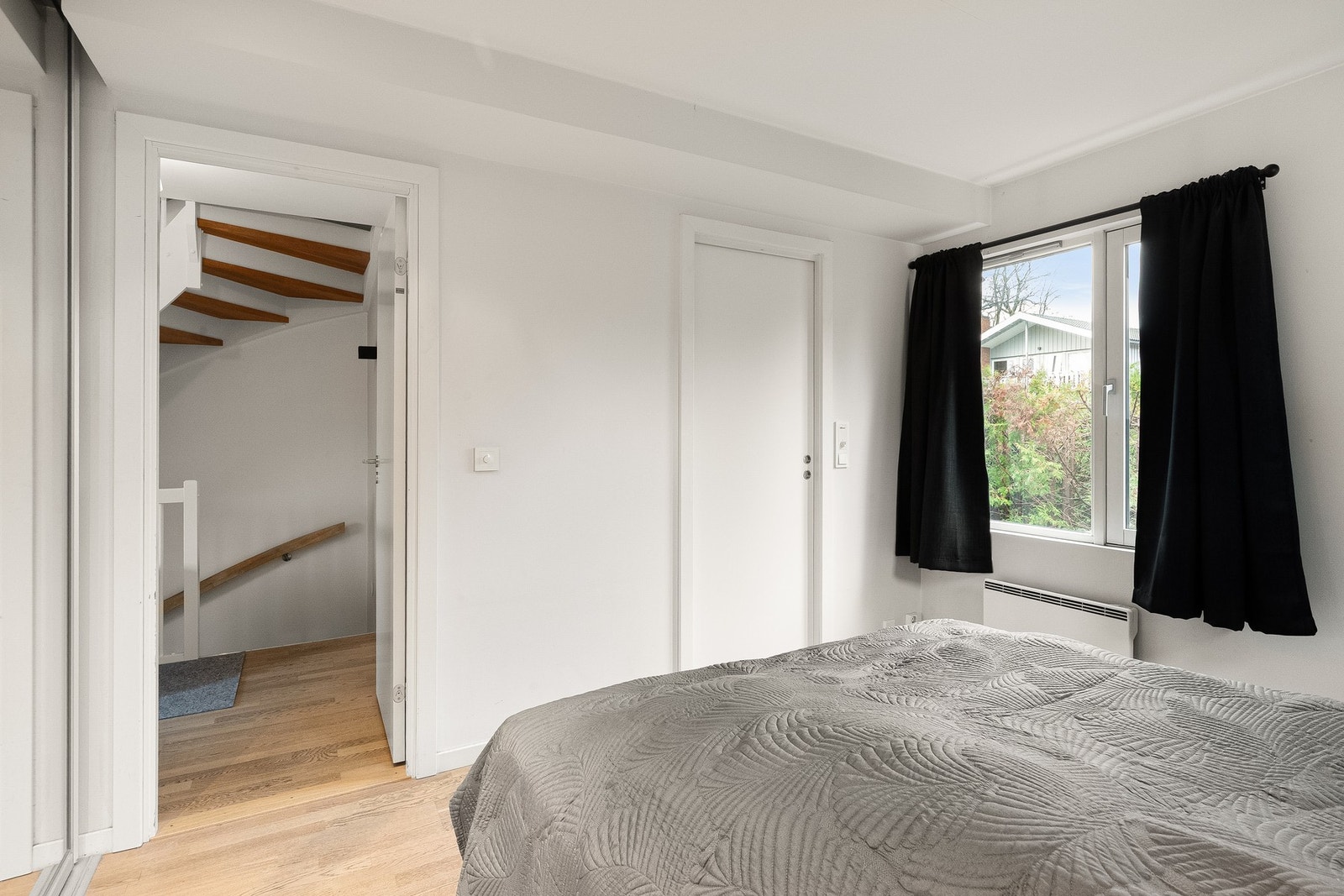 Fra soverommet har man direkte tilgang til bad 1 (ikke avbildet). Galleribilde