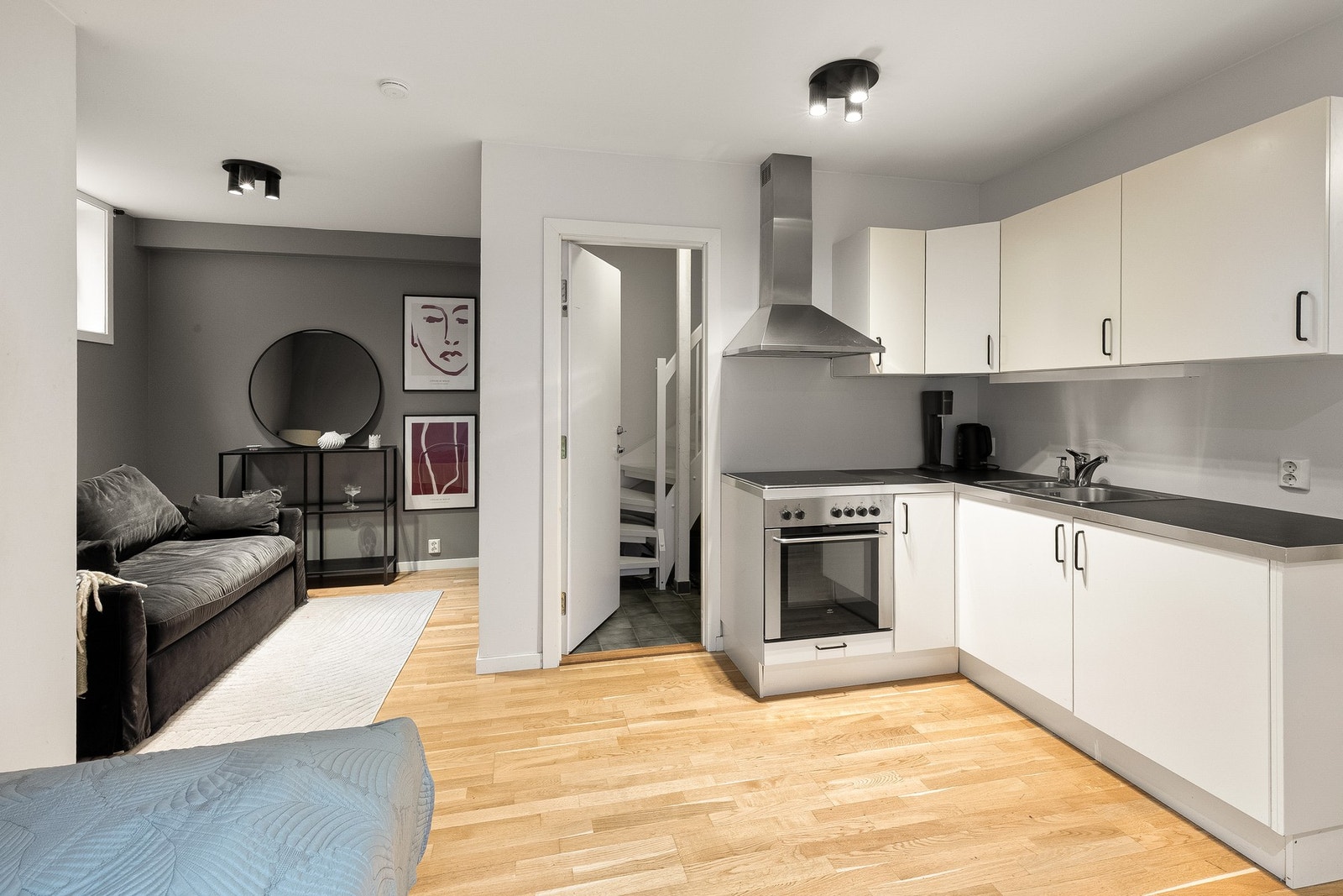 Et velutnyttet rom med flere soner i en åpen løsning. Galleribilde