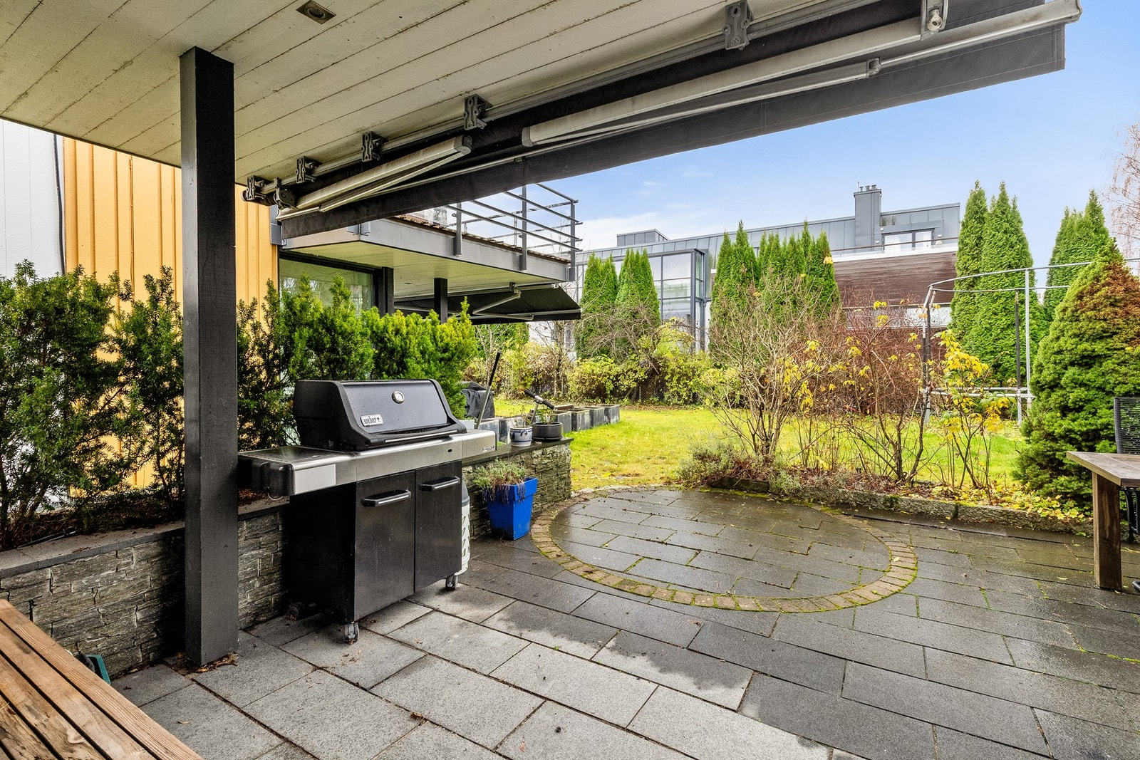 Da uteplassen er delvis overbygd, kan denne plassen fint benyttes ved flere årstider. Galleribilde