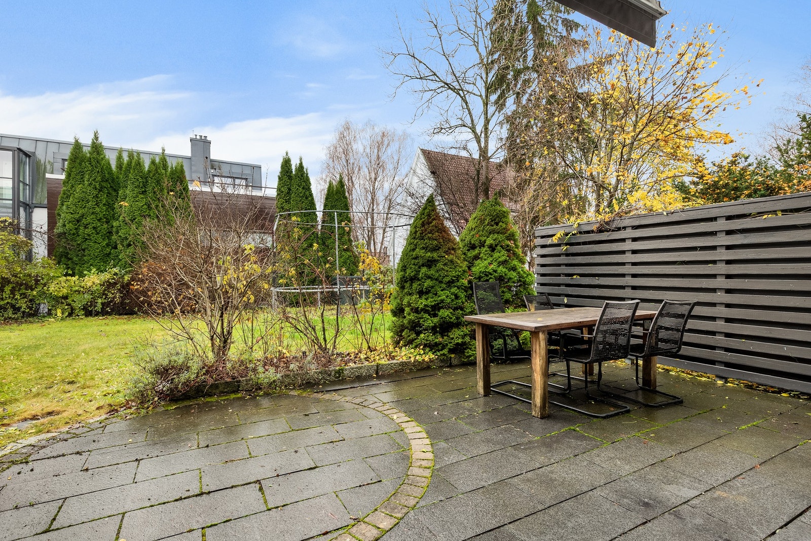 På sommerstid kan man nyte middagen utendørs. Galleribilde