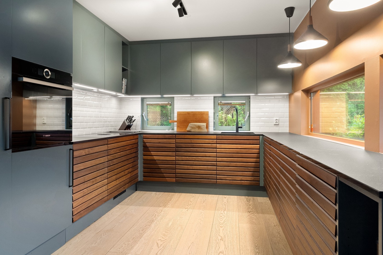 Innbydende kjøkken hvor det er godt med både skap- og benkeplass for husets kokk. Quooker blandebatteri med kokende vann. Galleribilde