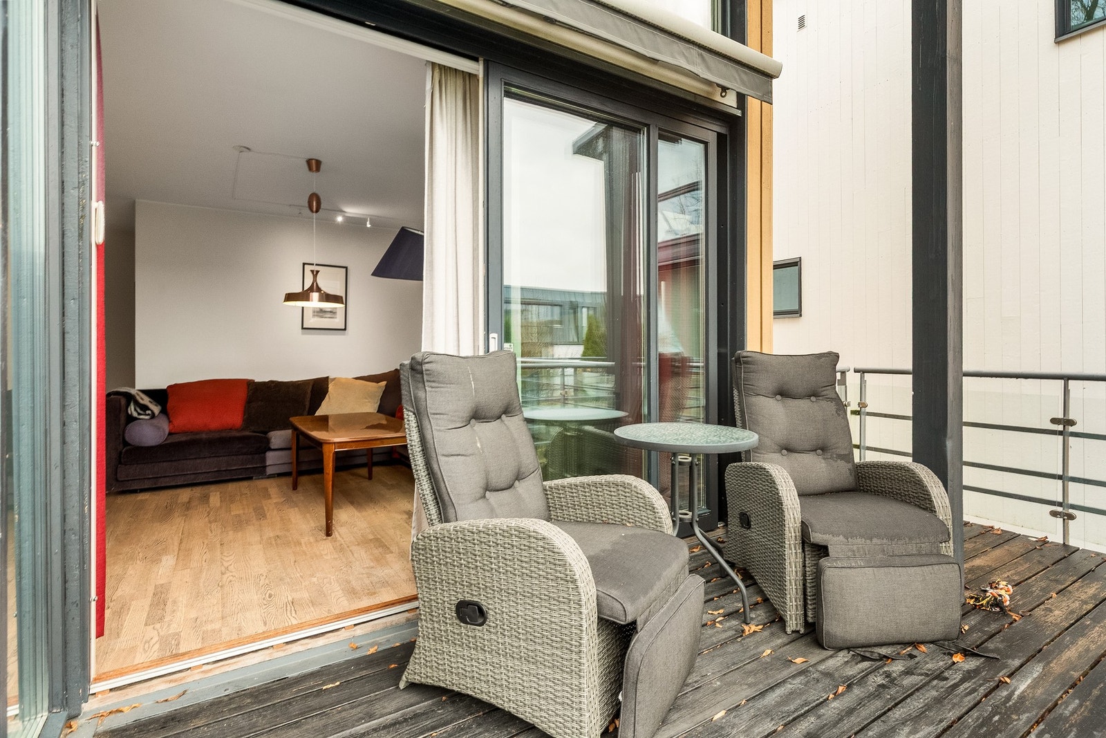 Utgang til luftig balkong fra stue. Galleribilde