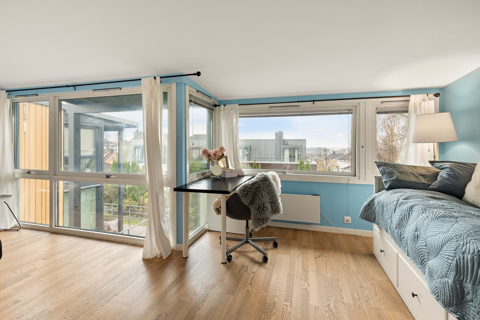 Rikelig med lysinnslipp fra de mange og store vindusflatene. Galleribilde