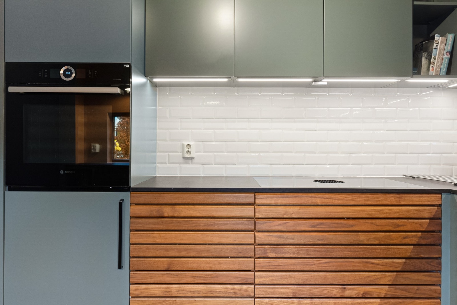 Kjøkkeninnredning fra Tvis med integrerte hvitevarer. Nedfelt induksjonstopp med tilhørende ventilasjon. Galleribilde