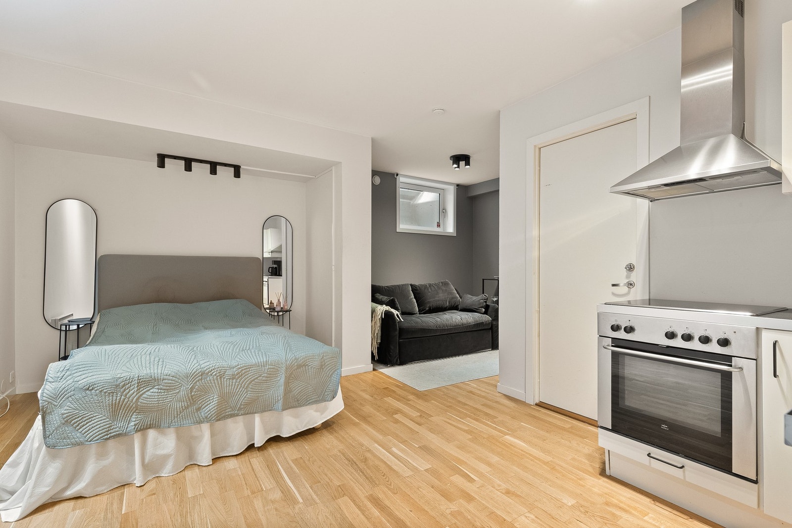 Boligen har også egen "ungdomsavdeling" hvor det er etablert stue/kjøkken og bad (opprinnelig disp. rom og bod på originale tegninger). Galleribilde