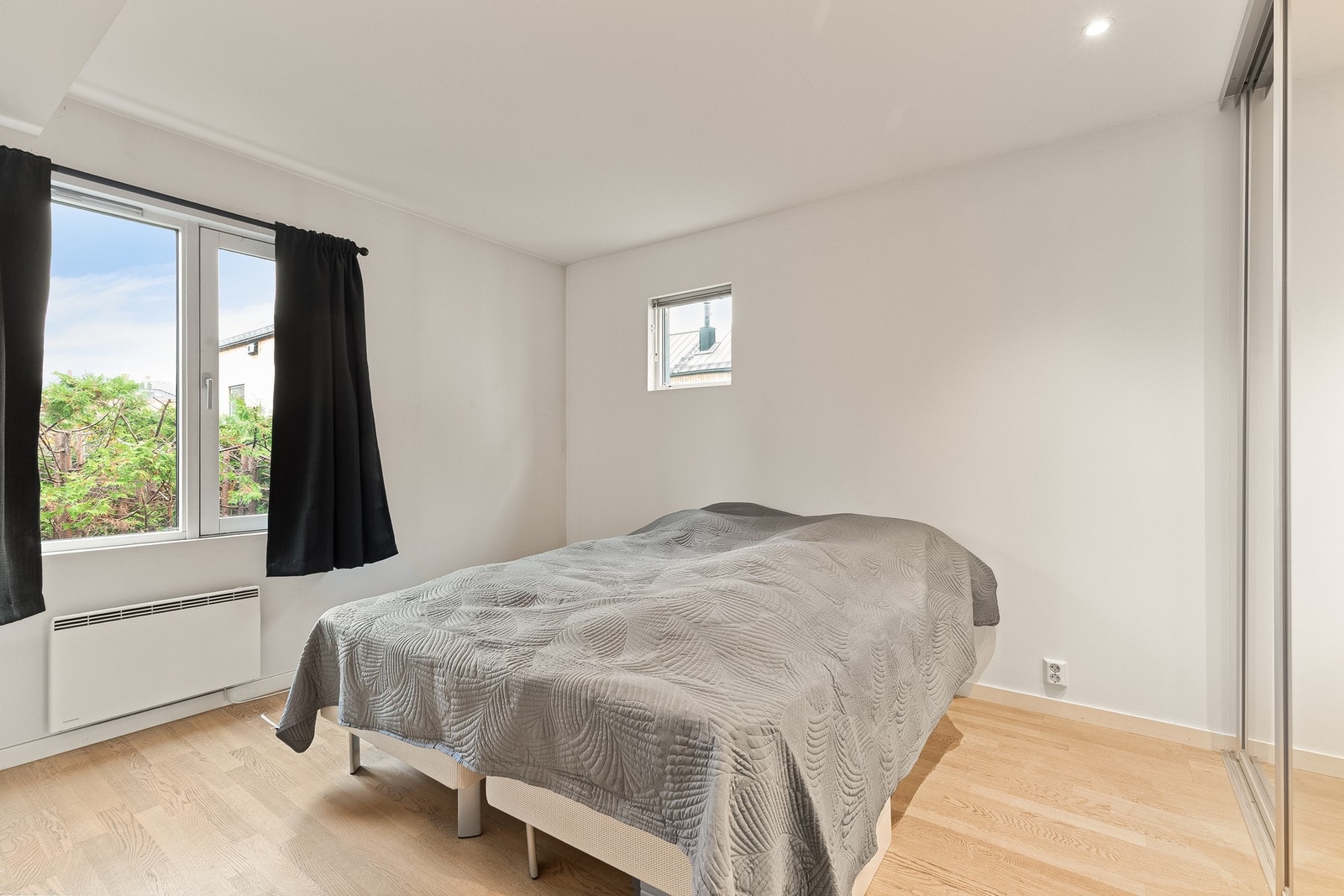Soverommet er av god størrelse, med speil skyvedørsgarderobe hvor det er godt med oppbevaringsplass for klær og øvrig. Galleribilde