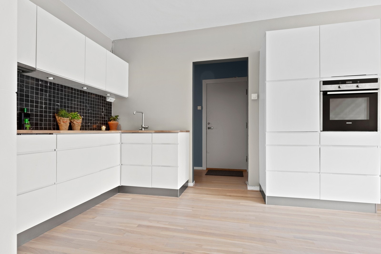 Kjøkken med integrerte hvitevarer. Galleribilde