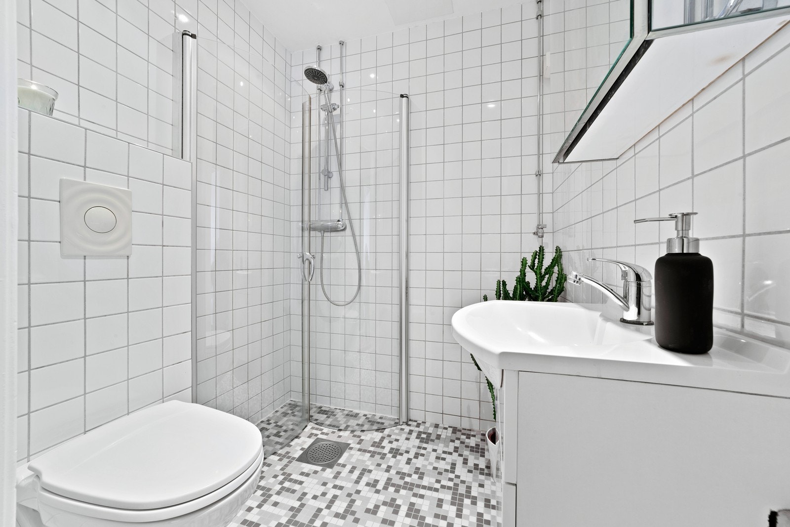 Moderne baderom med lys innredning og praktiske løsninger. Galleribilde