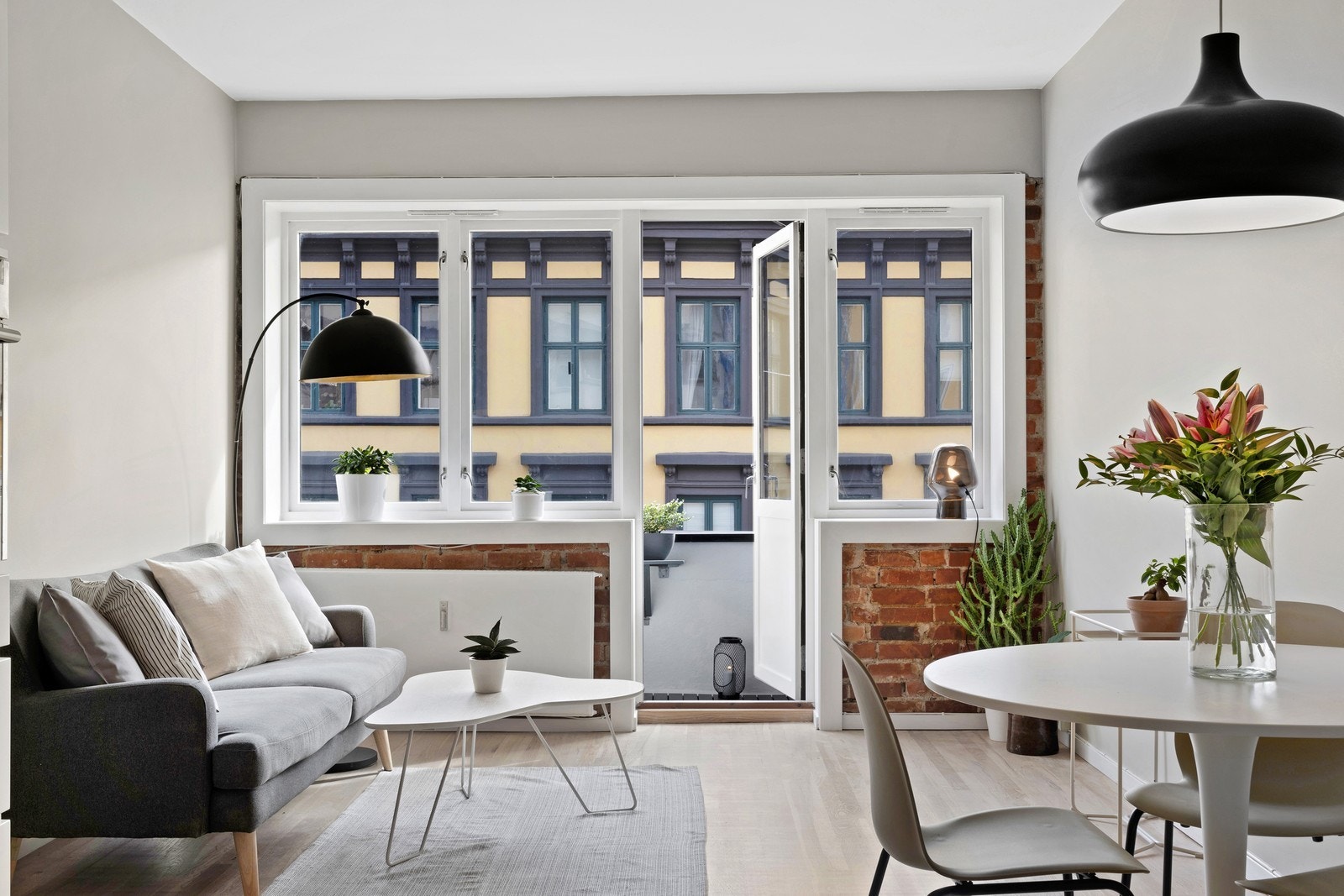 Stuen har store vindusflater som slipper inn rikelig med dagslys. Galleribilde