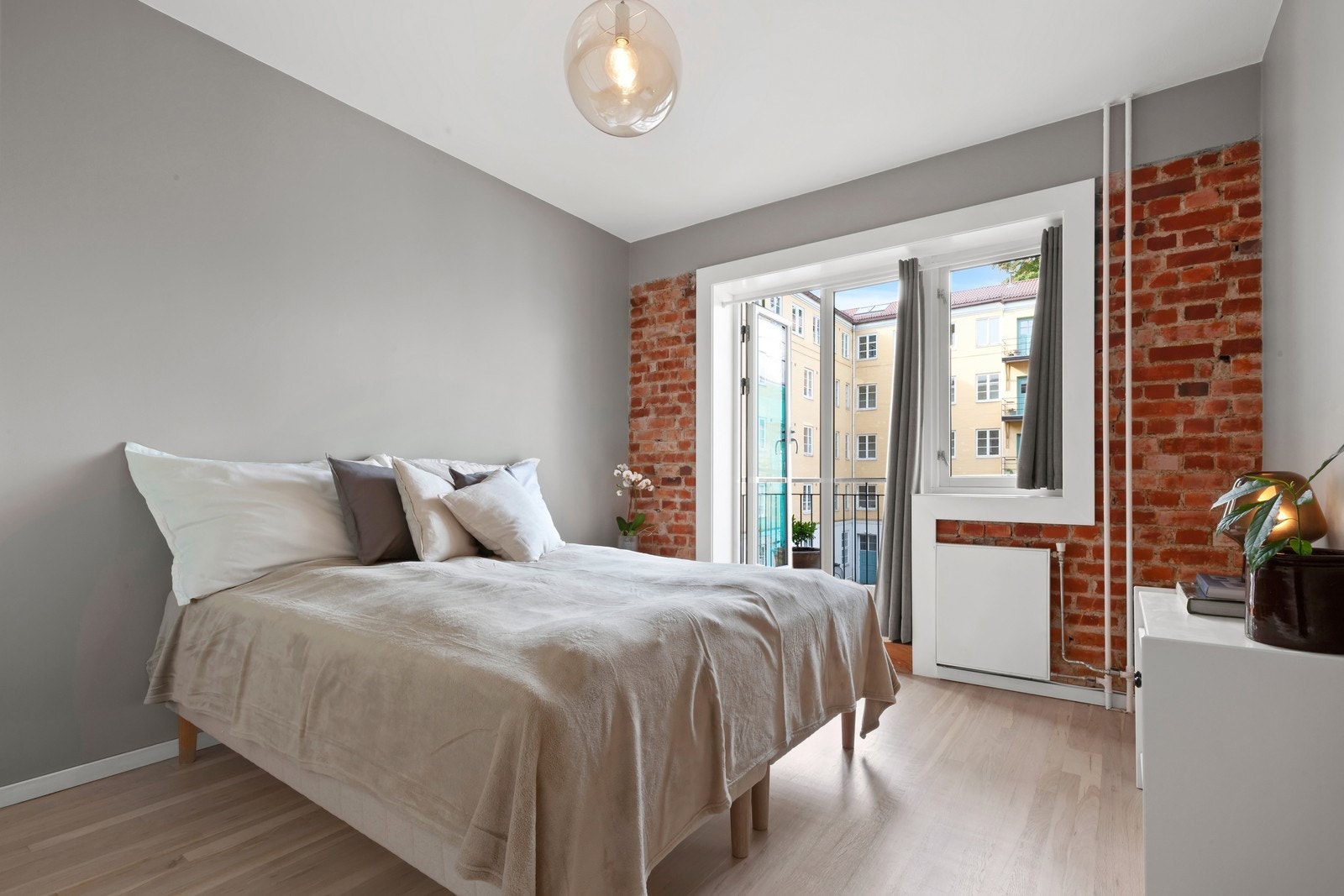 Hovedsoverom med store vindusflater som gir rikelig naturlig lys. Galleribilde